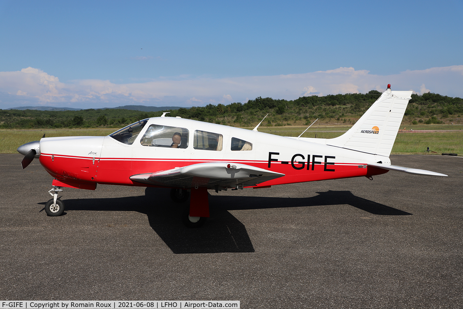 F-GIFE, Piper PA-28R-201 Cherokee Arrow III C/N 28R-7837128, Parked