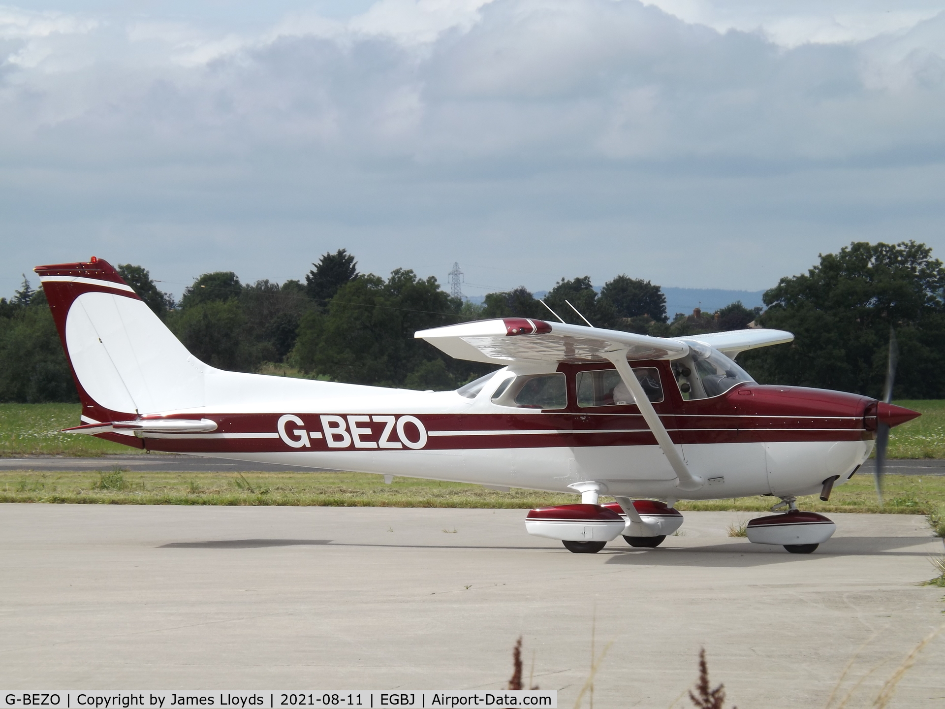 G-BEZO, 1976 Reims F172M ll Skyhawk C/N 1392, Seen with a new paint job at Gloucestershire Airport.