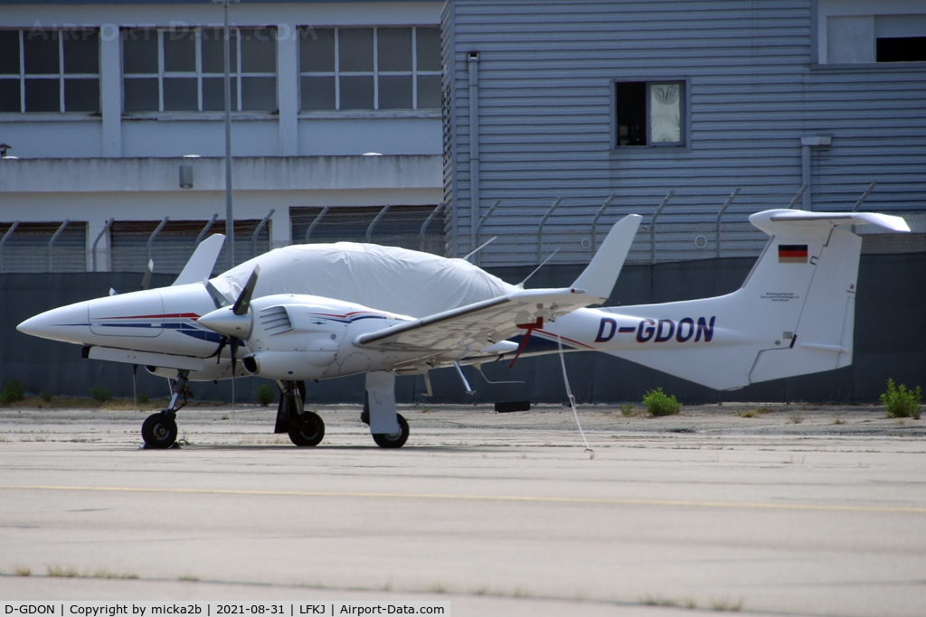 D-GDON, 2005 Diamond DA-42 Twin Star C/N 42.059, Parked