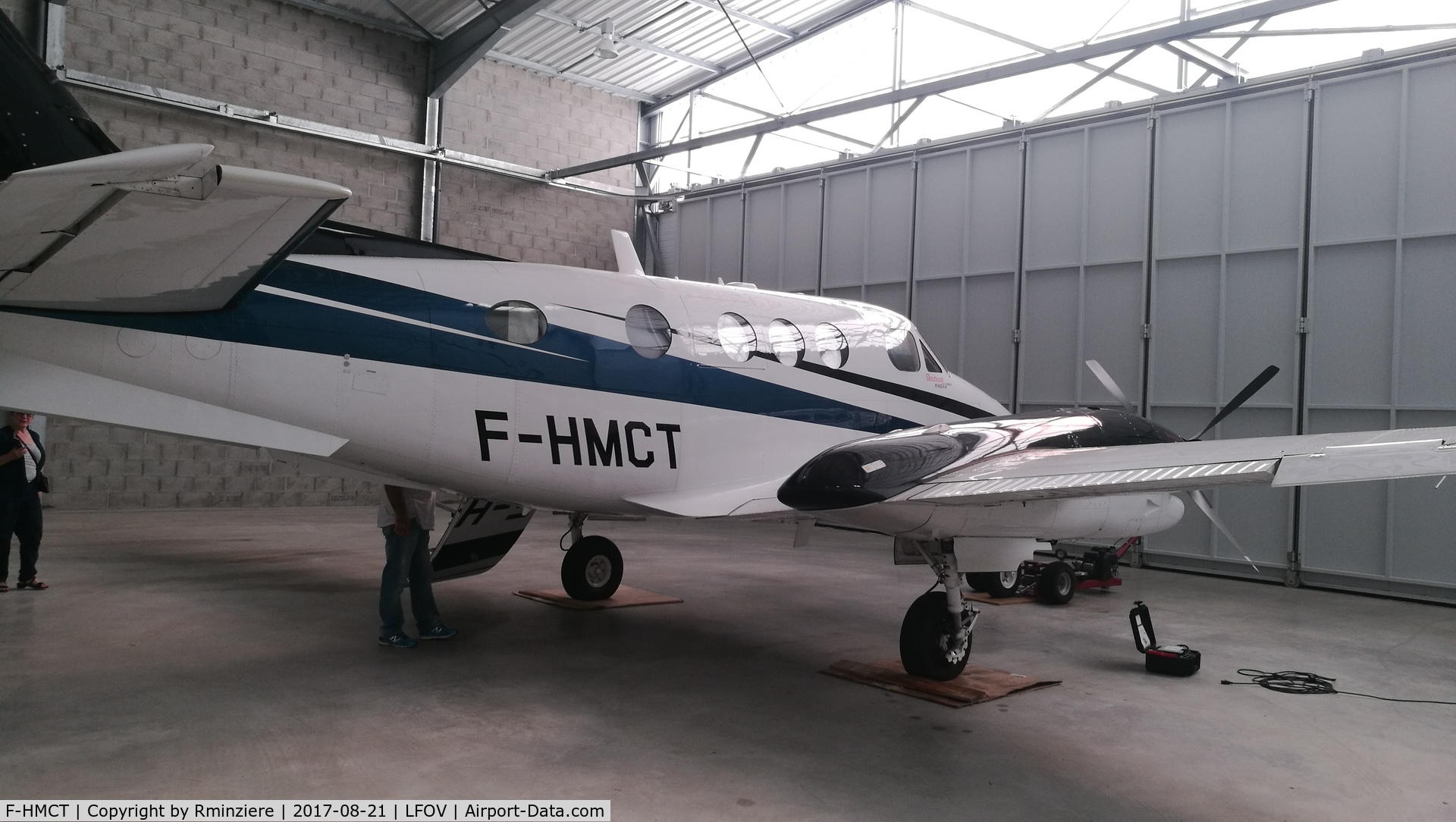 F-HMCT, 2009 Hawker Beechcraft C90GTI King Air C/N LJ-1935, dans son garage.