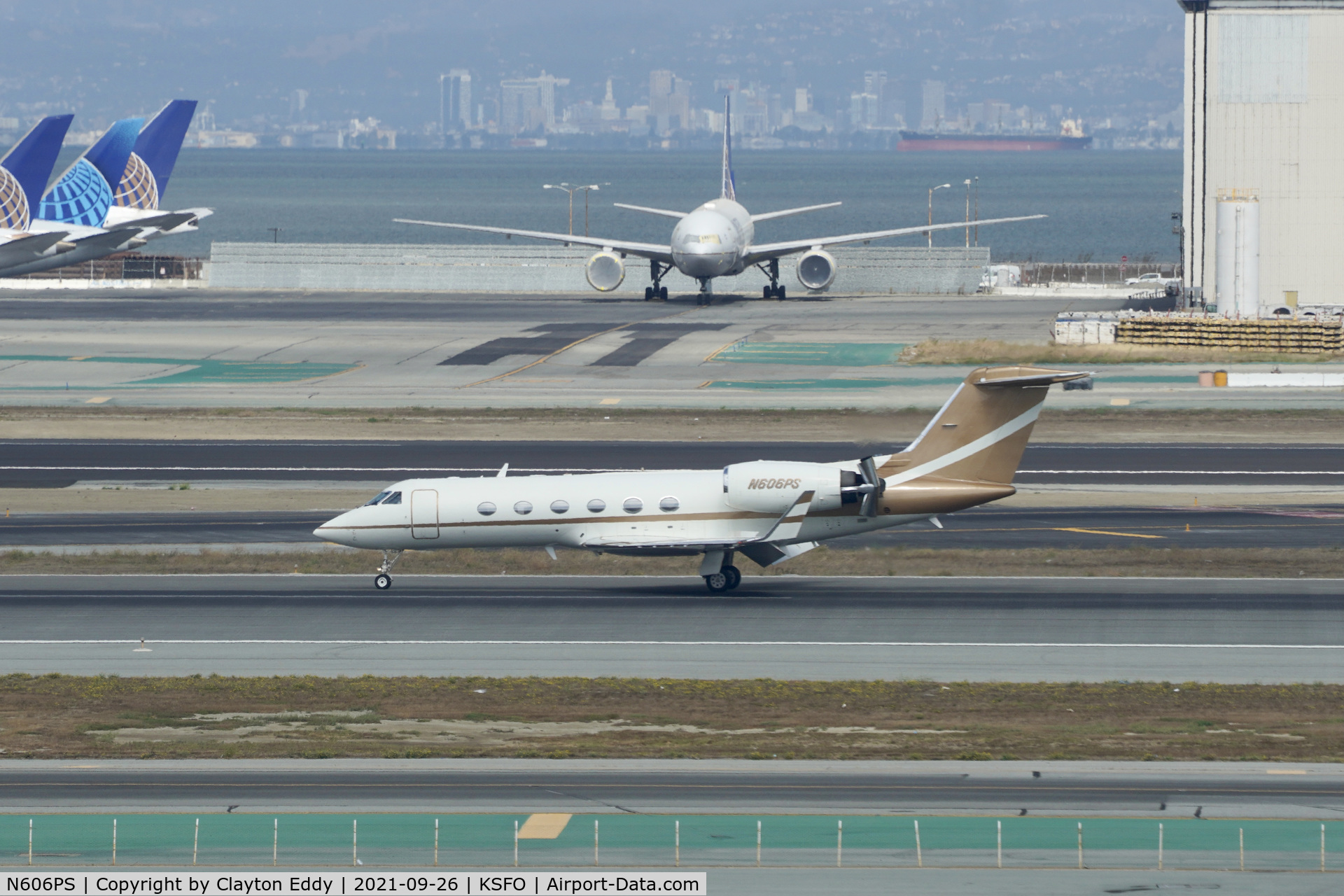 N606PS, 2002 Gulfstream Aerospace G-IV C/N 1477, Sky Terrace SFO 2021.