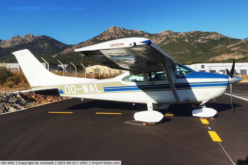 OO-WAL, Cessna 182R Skylane C/N 18268083, Parked