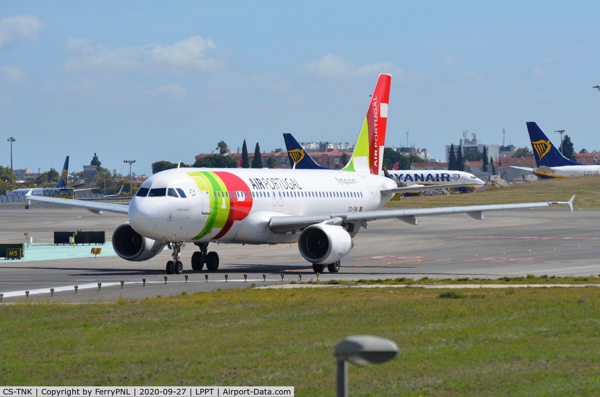 CS-TNK, 2000 Airbus A320-214 C/N 1206, TAP A320 holding for runway 21