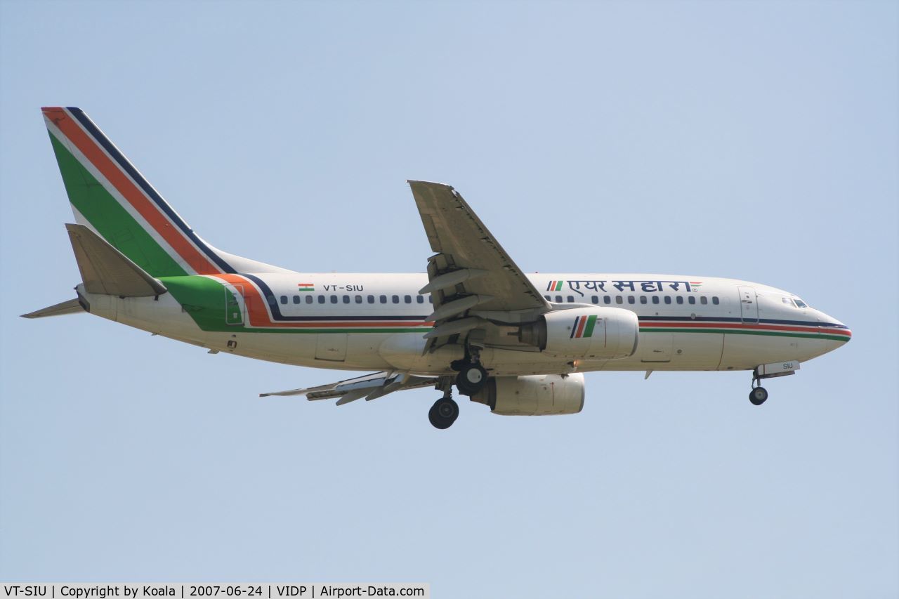 VT-SIU, 1999 Boeing 737-7K9 C/N 28090, Final approach