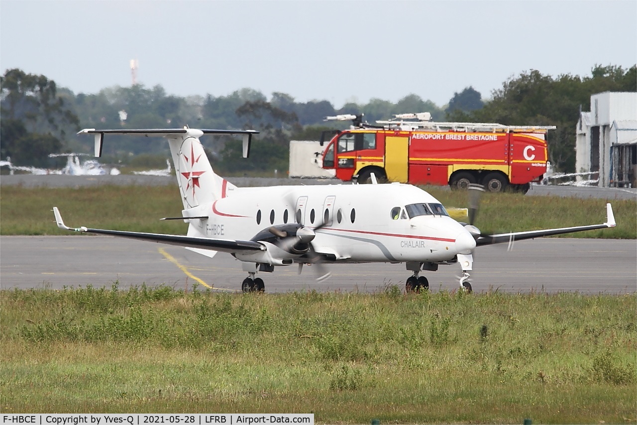 F-HBCE, 1998 Beech 1900D C/N UE-323, Raytheon Aircraft Company 1900D, Taxiing to boarding area, Brest-Bretagne airport (LFRB-BES)