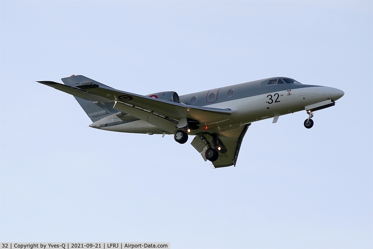 32, 1974 Dassault Falcon 10MER C/N 32, Dassault Falcon 10 MER, Short approach rwy 07, Landivisiau Naval Air Base (LFRJ)