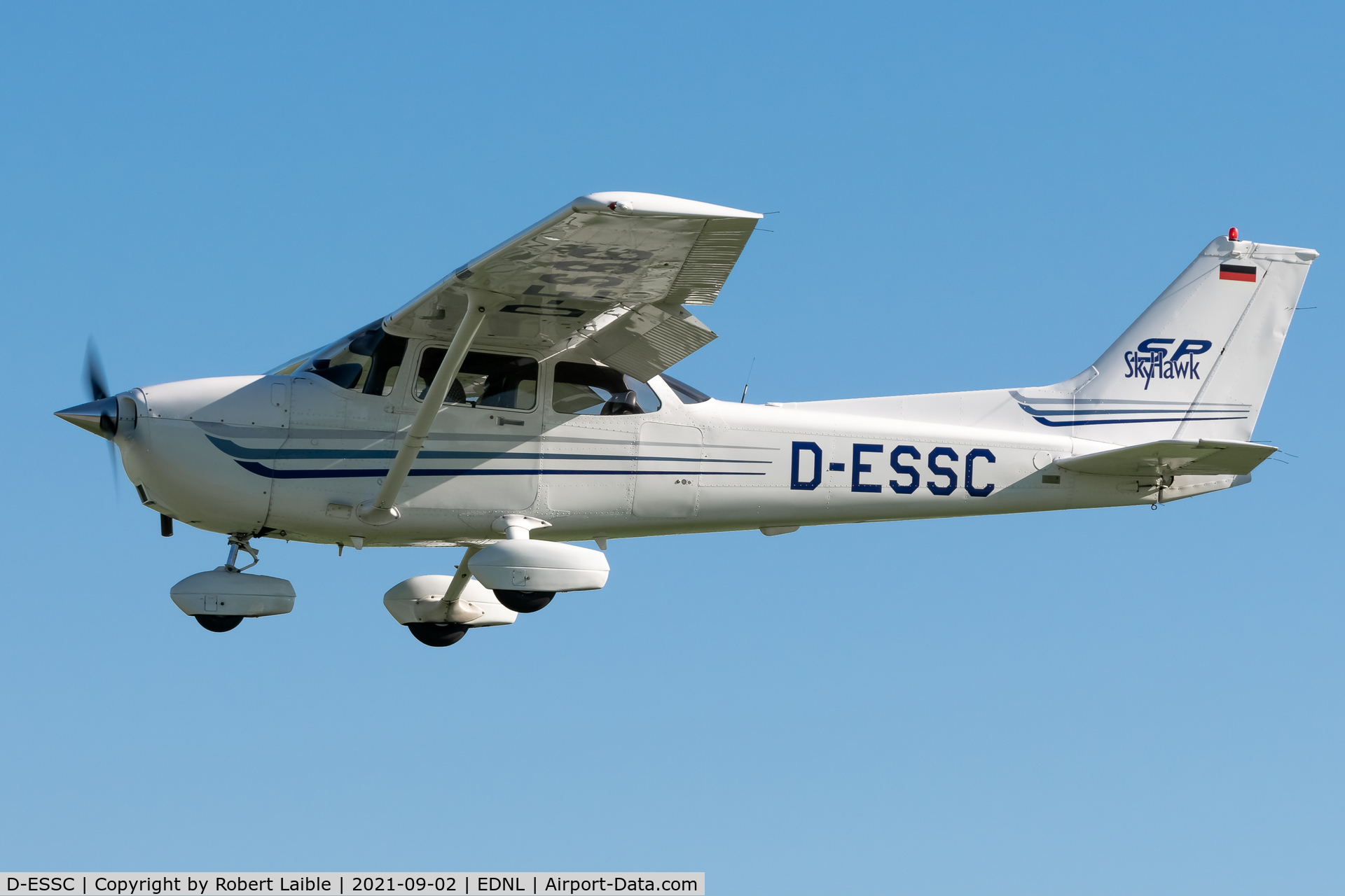 D-ESSC, Cessna 172S C/N 172S9538, Doing 7 touch and go maneuvers on that day at EDNL airfield.