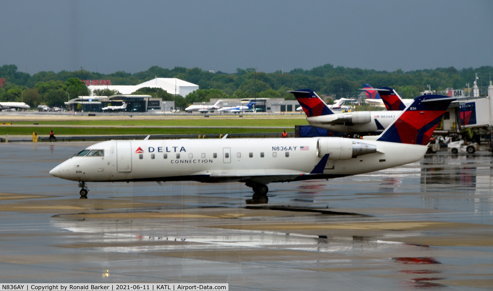 N836AY, 2005 Bombardier CRJ-200ER (CL-600-2B19) C/N 8036, Taxi for takeoff Atlanta