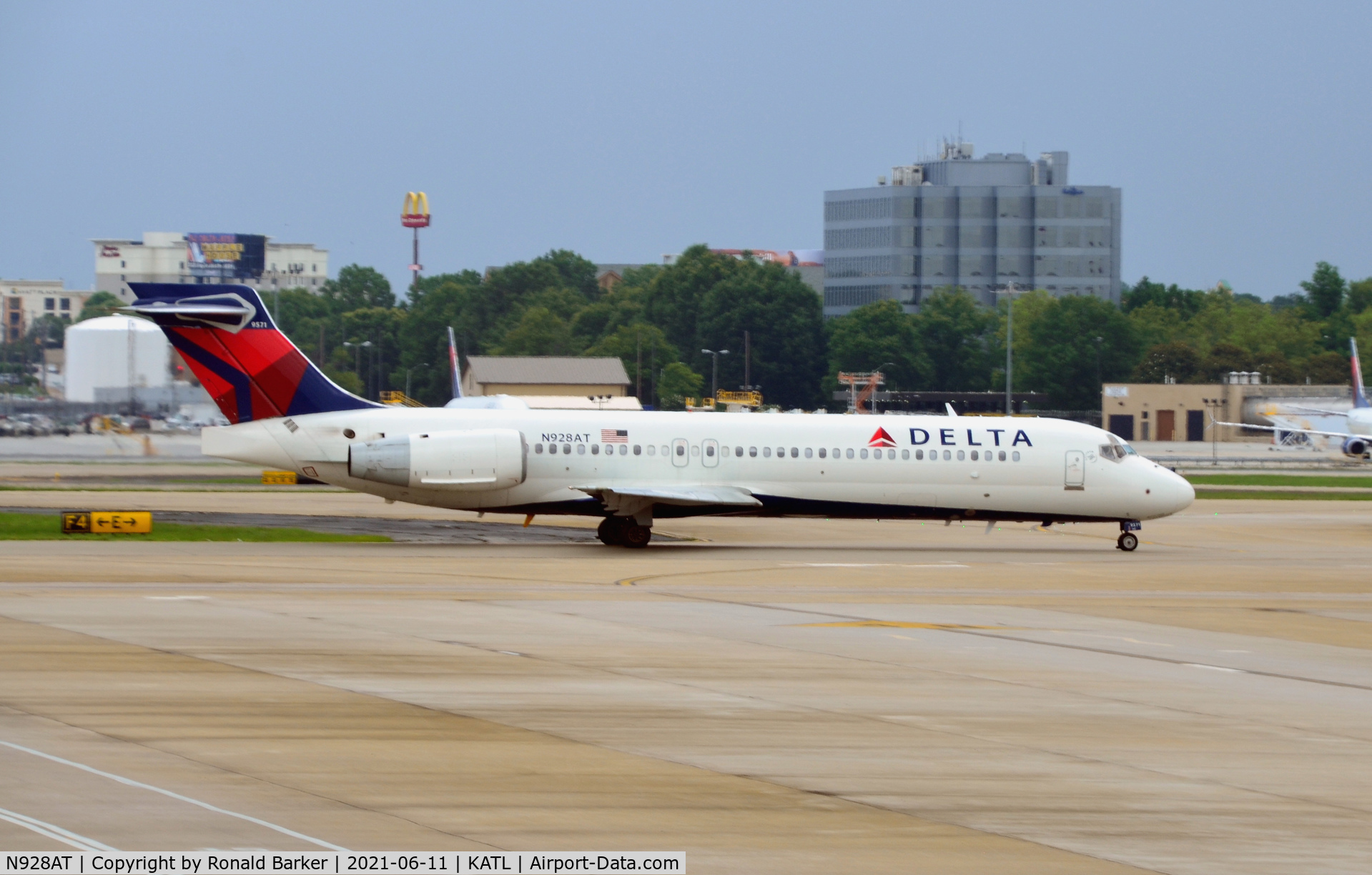 N928AT, 2000 Boeing 717-200 C/N 55076, Taxi for takeoff Atlanta