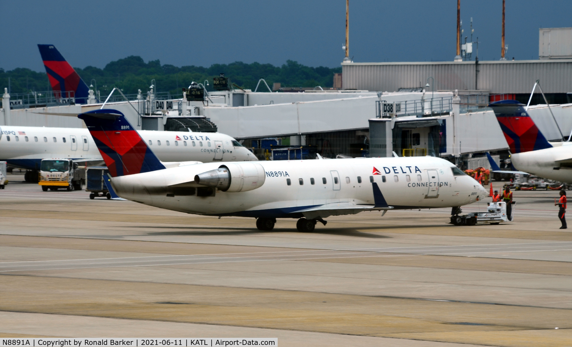 N8891A, 2004 Bombardier CRJ-200 (CL-600-2B19) C/N 7891, Pushback Atlanta