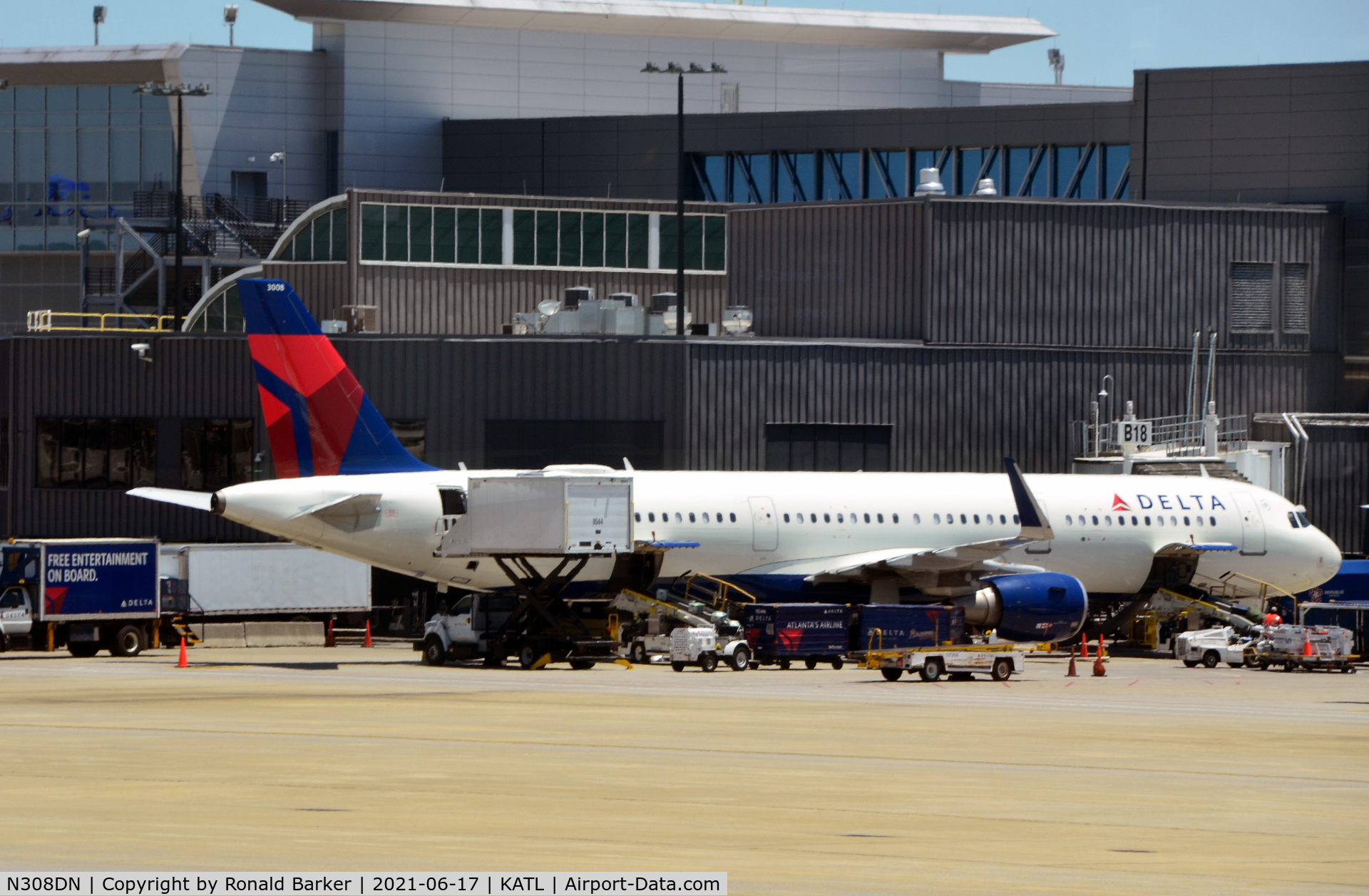 N308DN, 2016 Airbus A321-211 C/N 7233, Gate B18 Atlanta