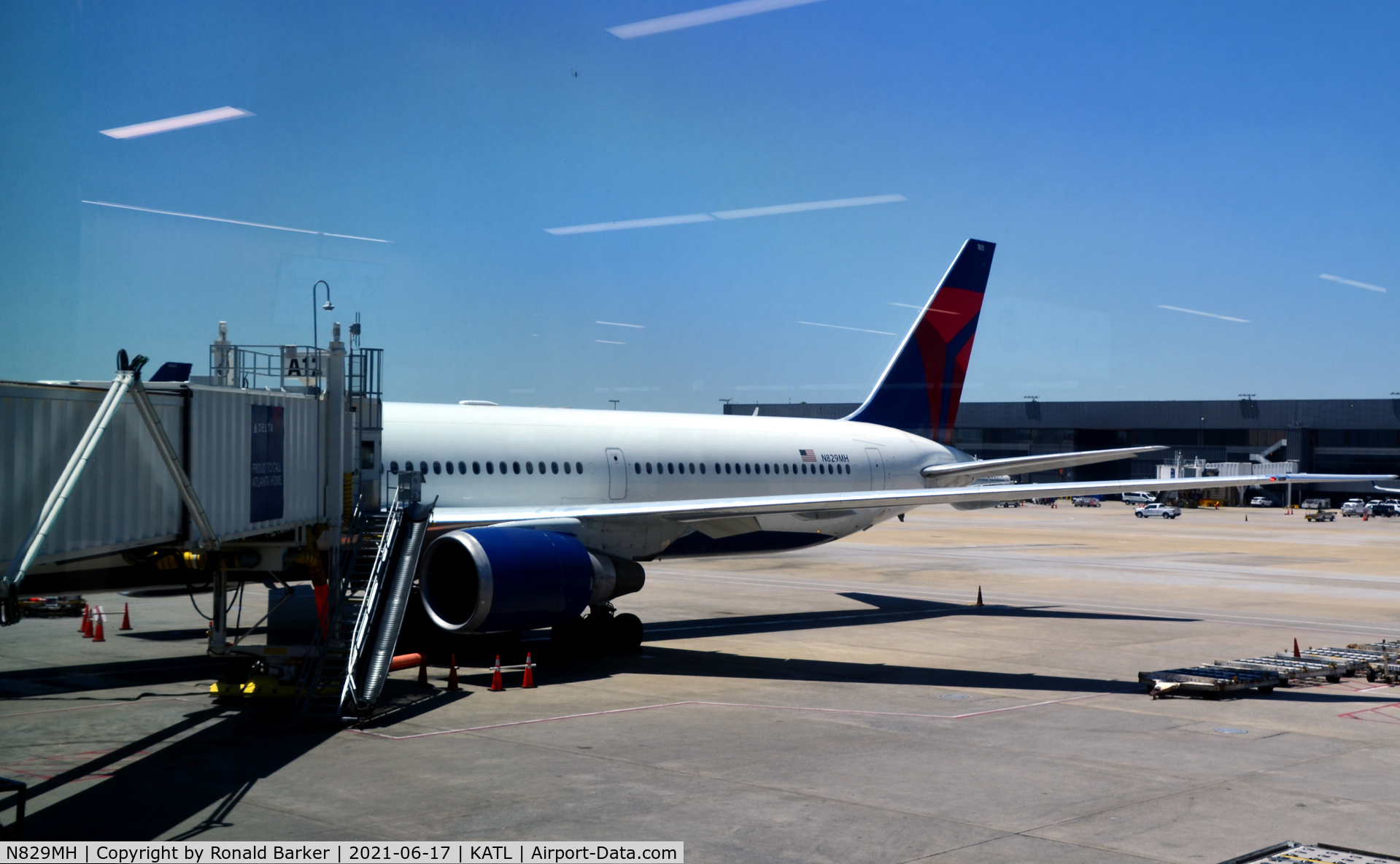 N829MH, 2000 Boeing 767-432/ER C/N 29700, At the gate Atlanta