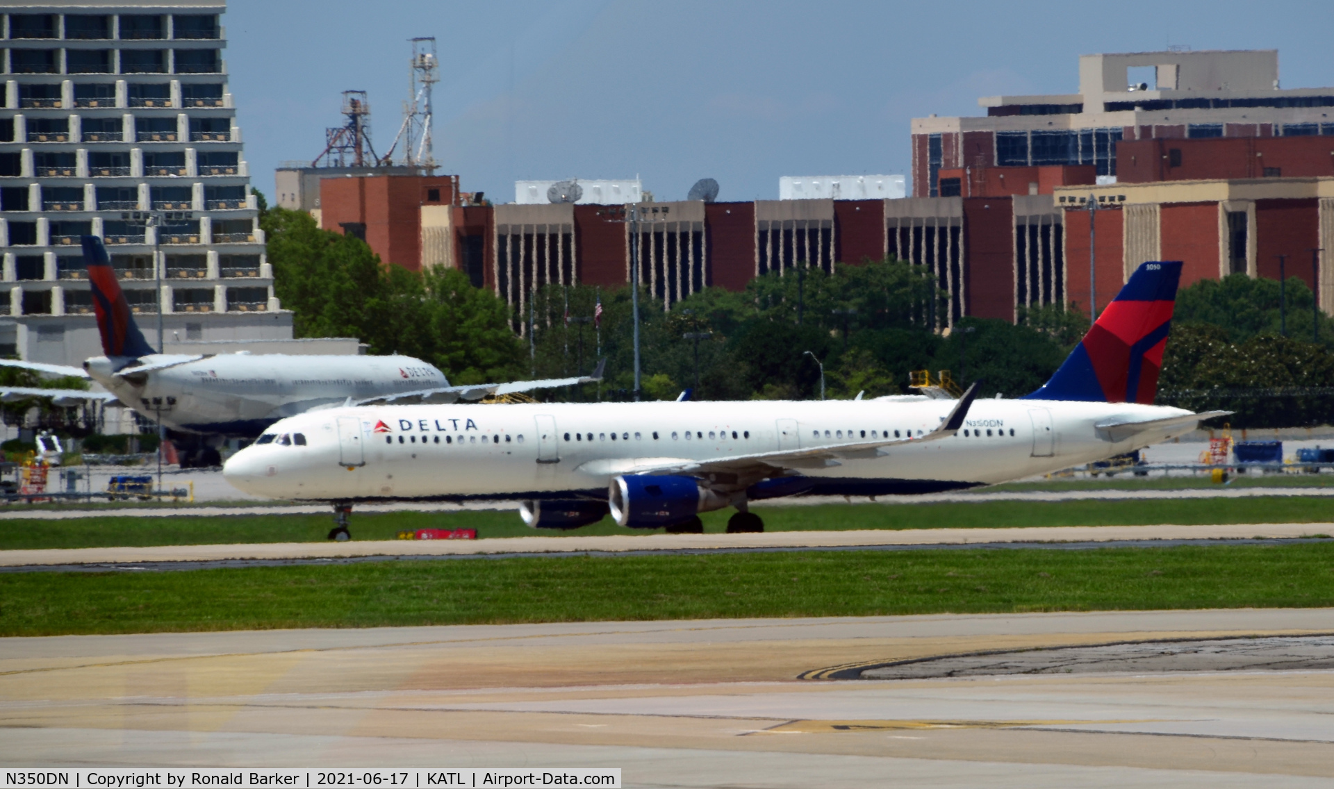 N350DN, 2018 Airbus A321-211 C/N 8207, Taxi Atlanta