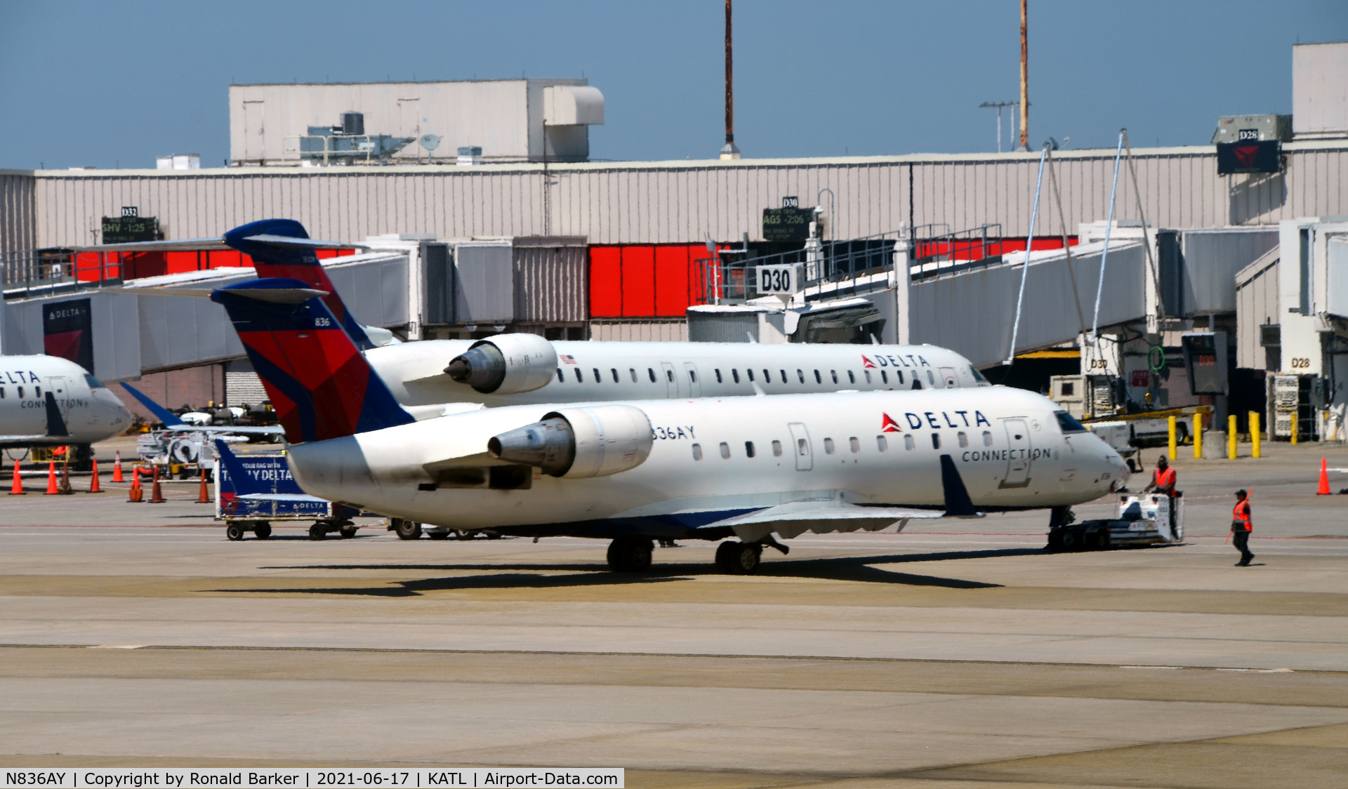 N836AY, 2005 Bombardier CRJ-200ER (CL-600-2B19) C/N 8036, Pushback Atlanta