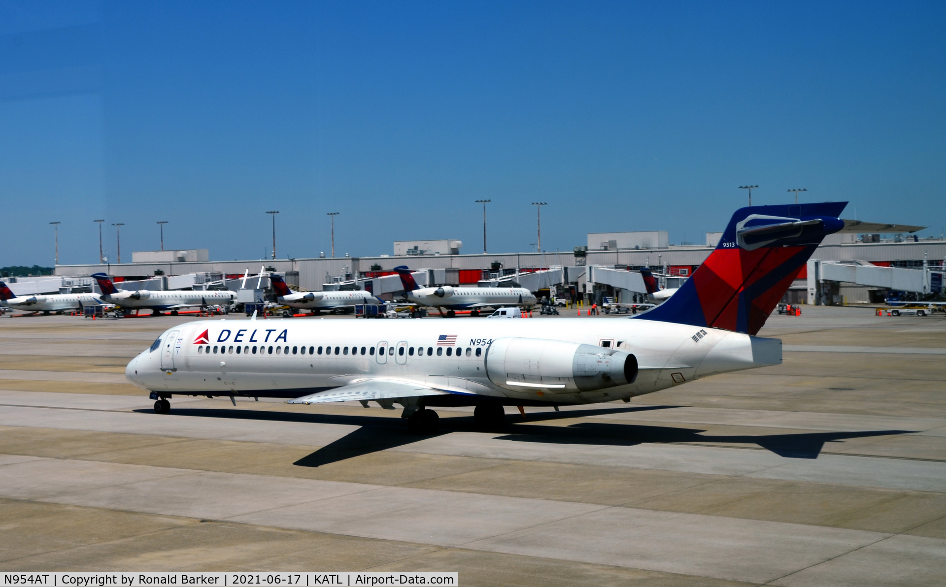 N954AT, 2000 Boeing 717-2BD C/N 55016, Taxi to gate Atlanta
