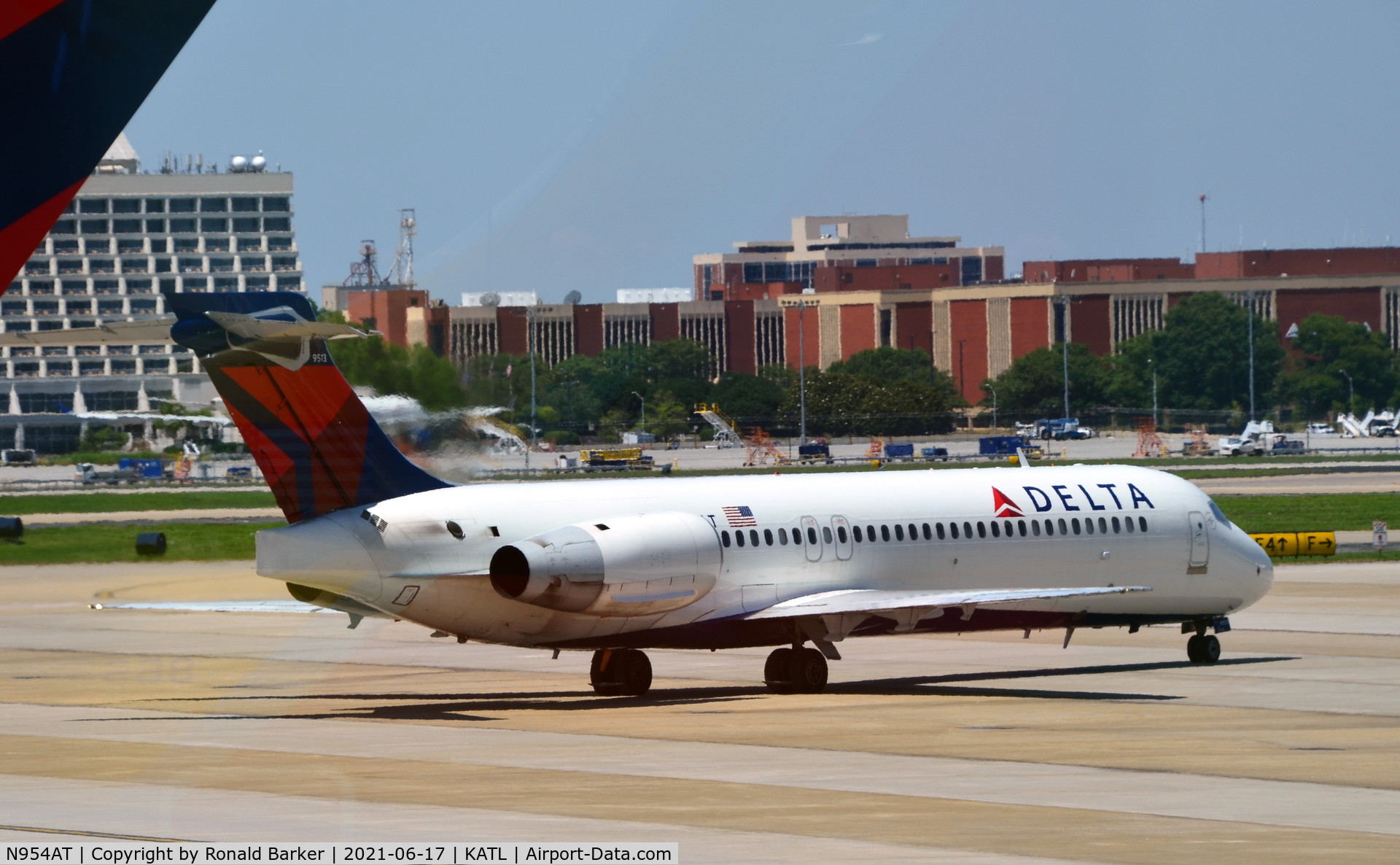 N954AT, 2000 Boeing 717-2BD C/N 55016, Taxi to gate Atlanta