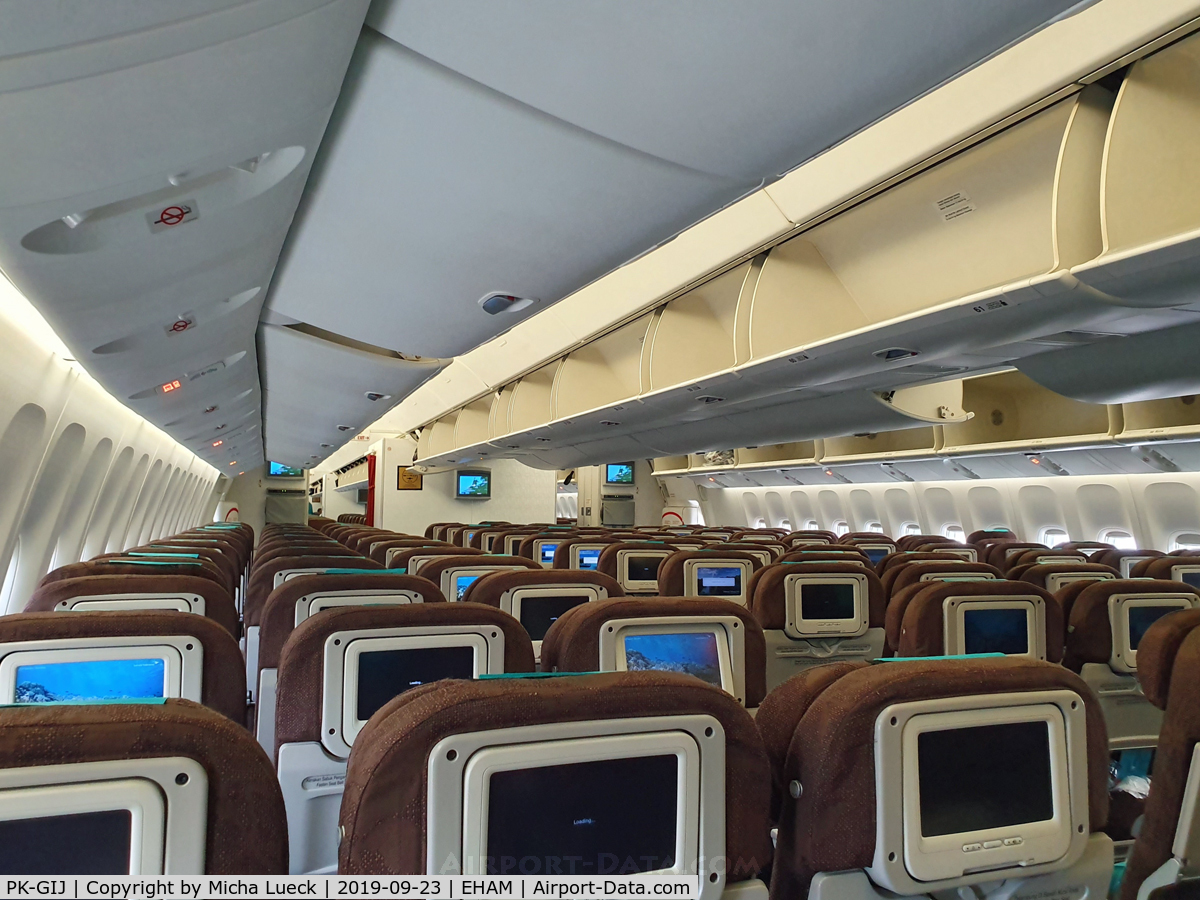 PK-GIJ, 2015 Boeing 777-3U3ER C/N 40072, Just about to board (AMS-CGK)
