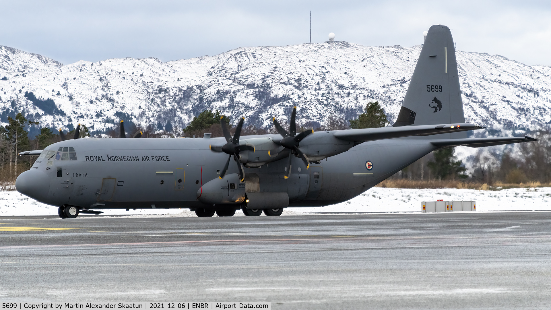 5699, 2008 Lockheed Martin C-130J-30 Super Hercules C/N 382-5699, Taxying in for parking.