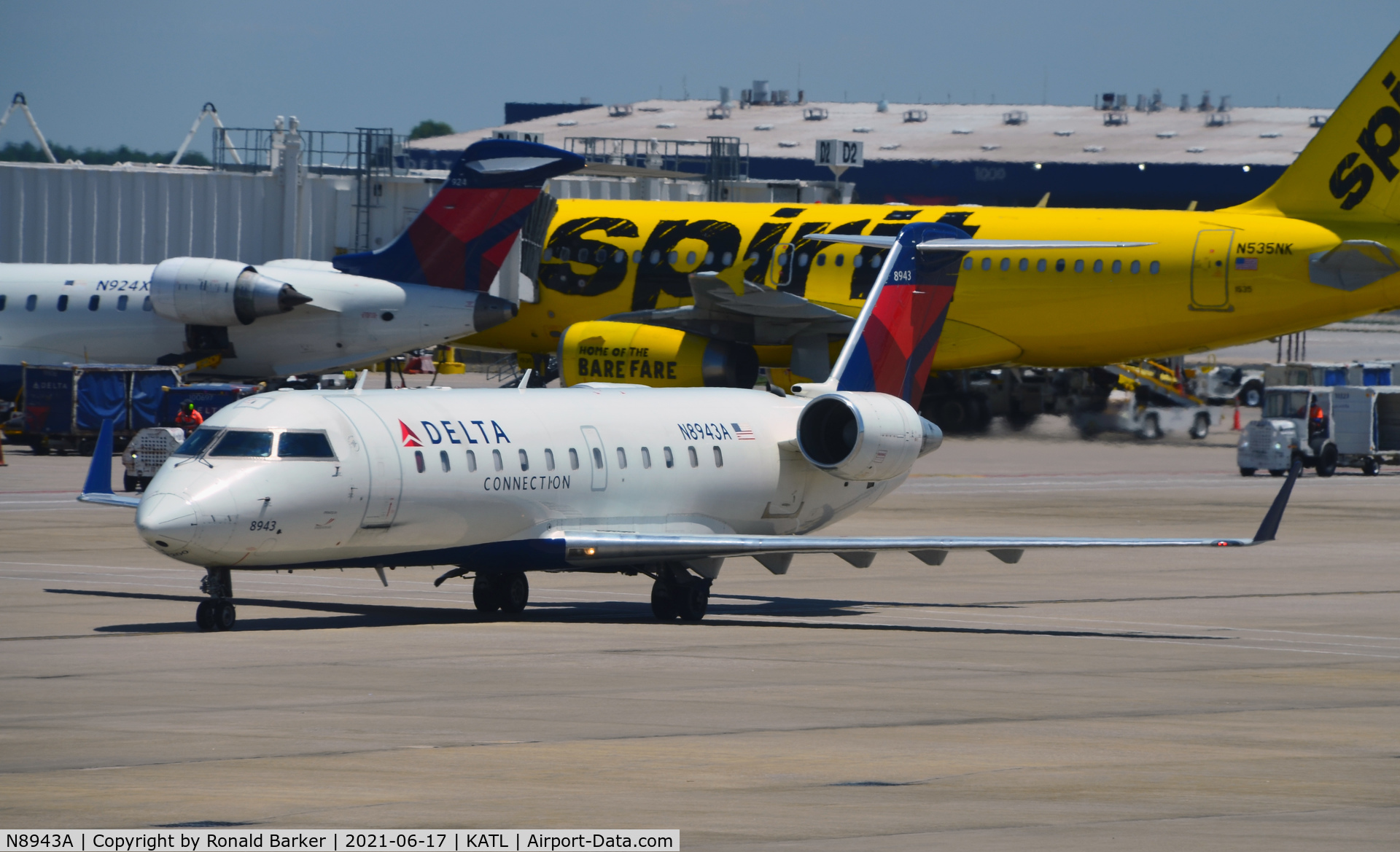 N8943A, 2004 Bombardier CRJ-200 (CL-600-2B19) C/N 7943, Taxi to gate Atlanta