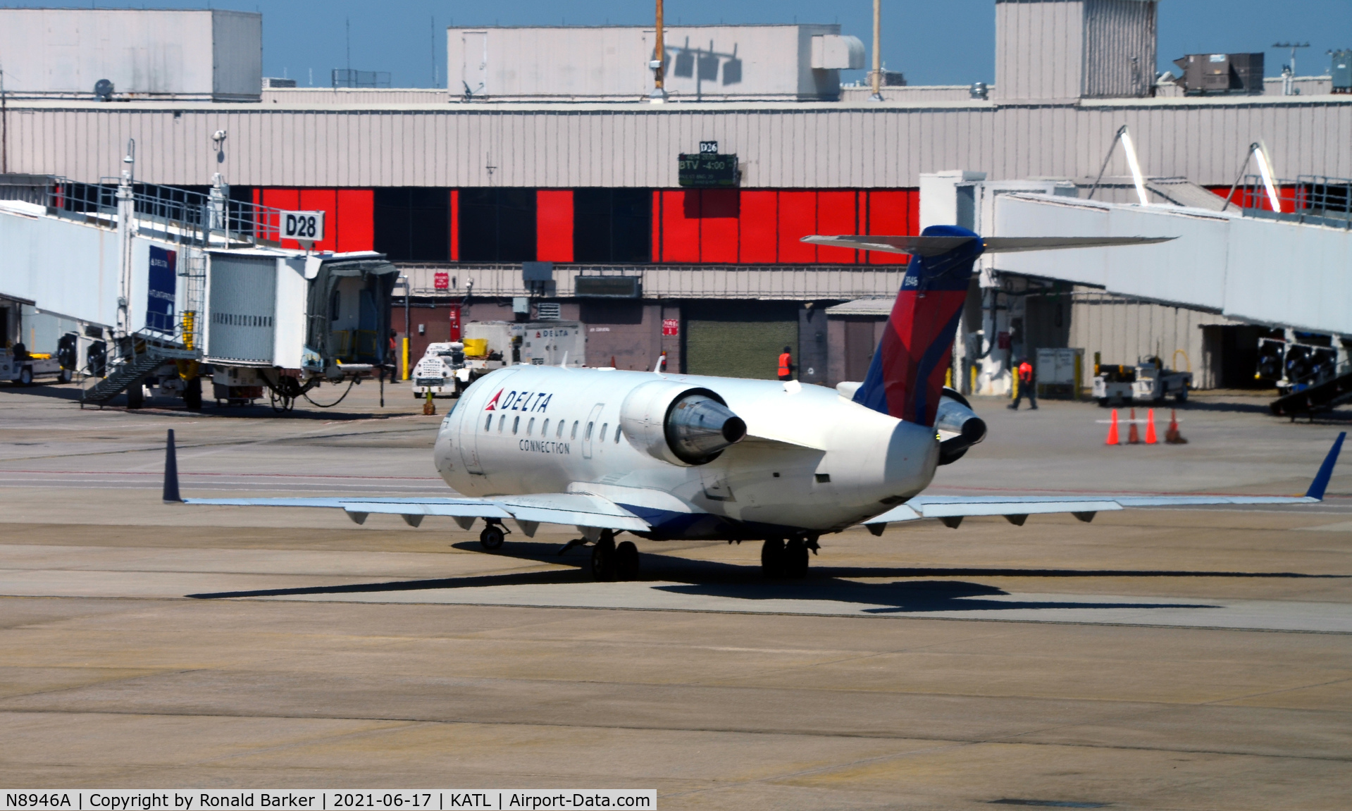 N8946A, 2004 Bombardier CRJ-200 (CL-600-2B19) C/N 7946, Ready to taxi for takeoff Atlanta
