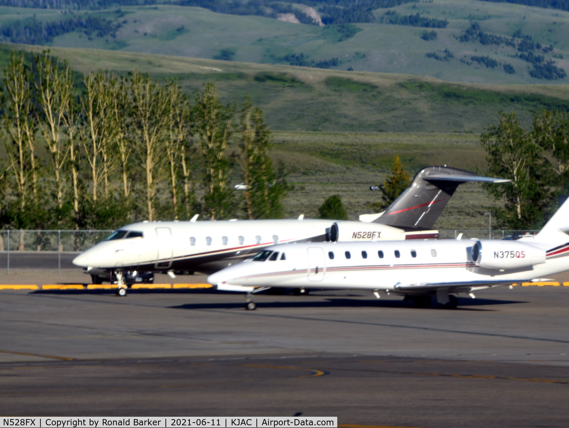 N528FX, 2006 Bombardier Challenger 300 (BD-100-1A10) C/N 20125, Parked Jackson Hole, WY