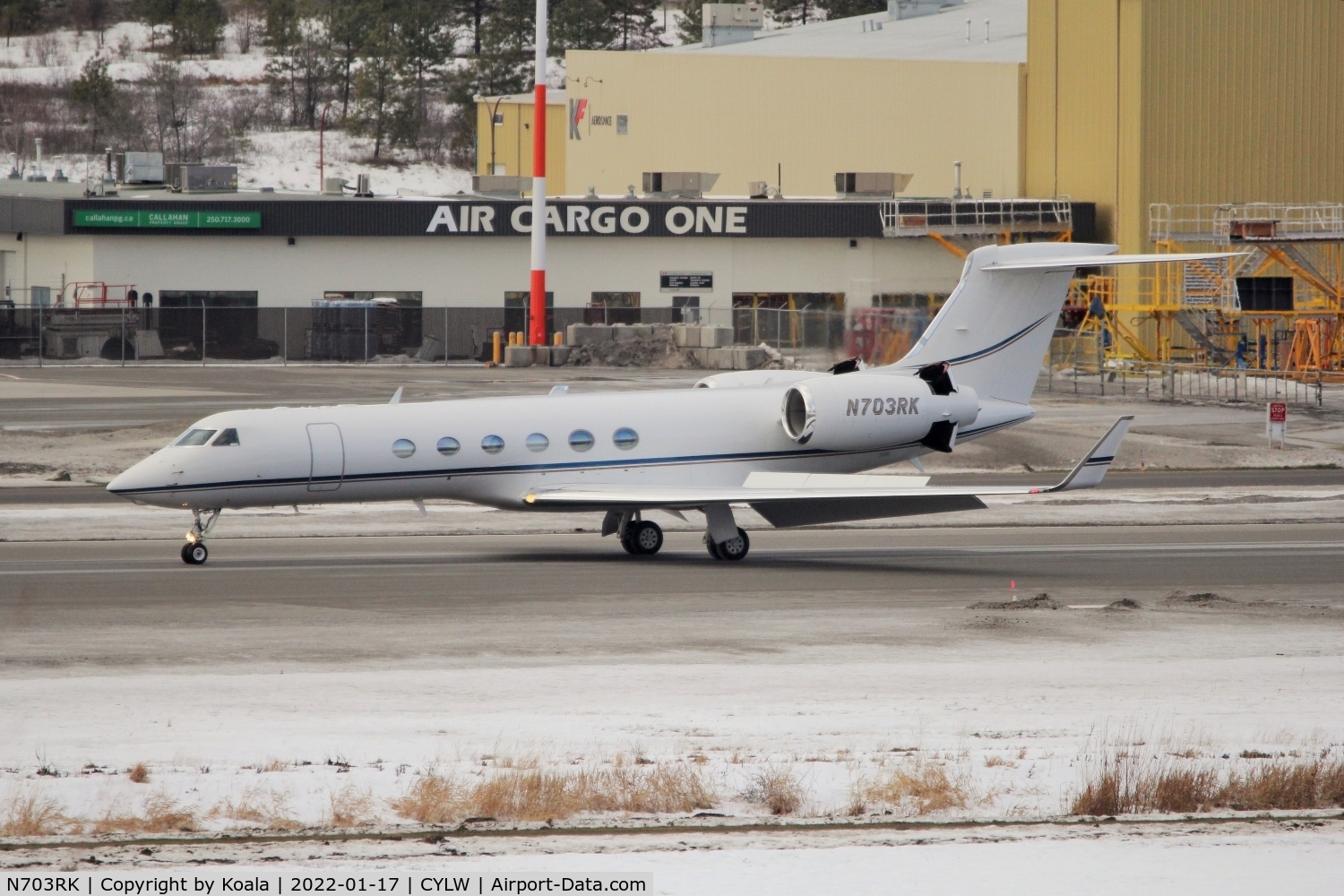 N703RK, 2002 Gulfstream Aerospace G-V C/N 671, Coming in from Aspen.