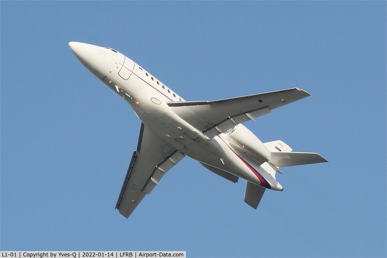 L1-01, 2003 Dassault Falcon 2000EX C/N 15, Dassault Falcon 2000EX, Climbing from rwy 25L, Brest-Bretagne airport (LFRB-BES)