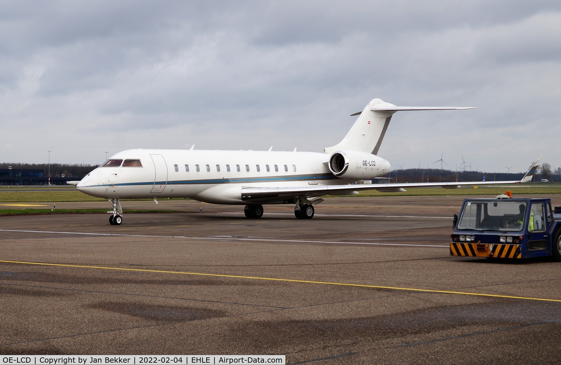 OE-LCD, 2008 Bombardier BD-700-1A10 Global Express XRS C/N 9250, Lelystad Airport. Customer for Satys Aircraft Paint Company to get a new livery
