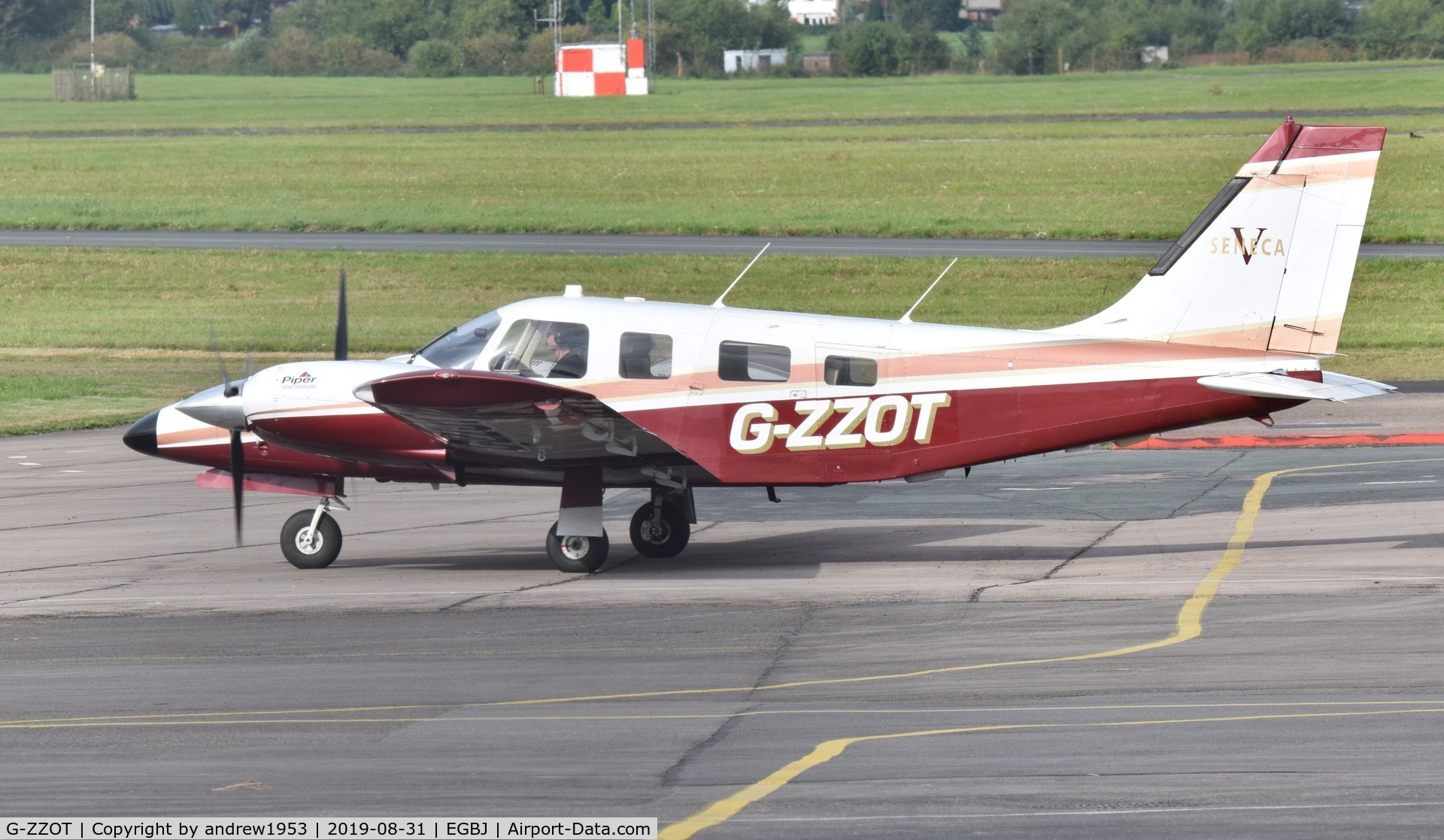 G-ZZOT, 1999 Piper PA-34-220T Seneca V C/N 3449108, G-ZZOT at Gloucestershire Airport.