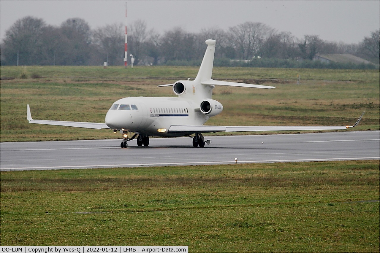 OO-LUM, 2007 Dassault Falcon 7X C/N 004, Dassault Falcon 7X, Taxiing rwy 07R, Brest-Bretagne airport (LFRB-BES)