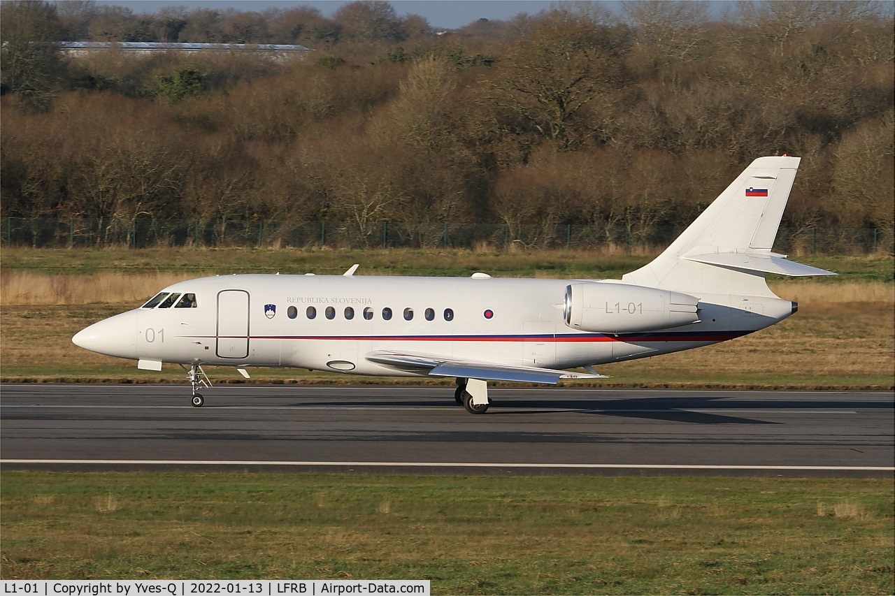 L1-01, 2003 Dassault Falcon 2000EX C/N 15, Dassault Falcon 2000EX, Taxiing rwy 07R, Brest-Bretagne airport (LFRB-BES)