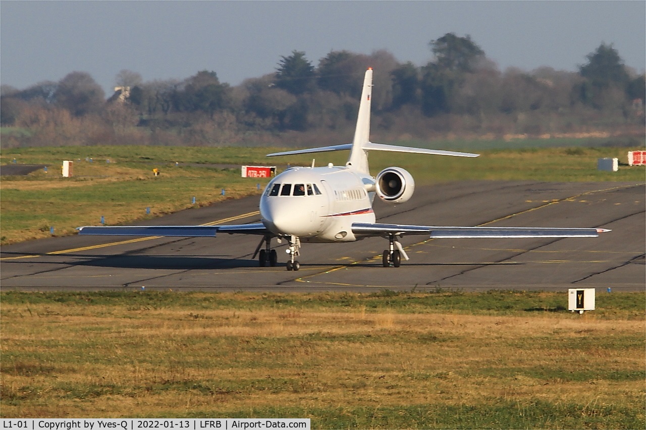 L1-01, 2003 Dassault Falcon 2000EX C/N 15, Dassault Falcon 2000EX, Taxiing to holding point Charlie, Brest-Bretagne airport (LFRB-BES)