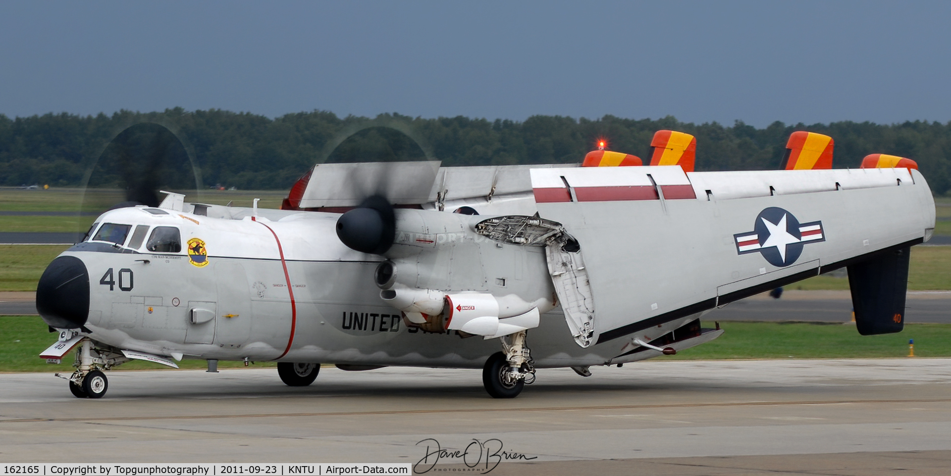 162165, Grumman C-2A Greyhound C/N 45, RAWHIDE40 pulls its wings back to safely taxi onto the static ramp.