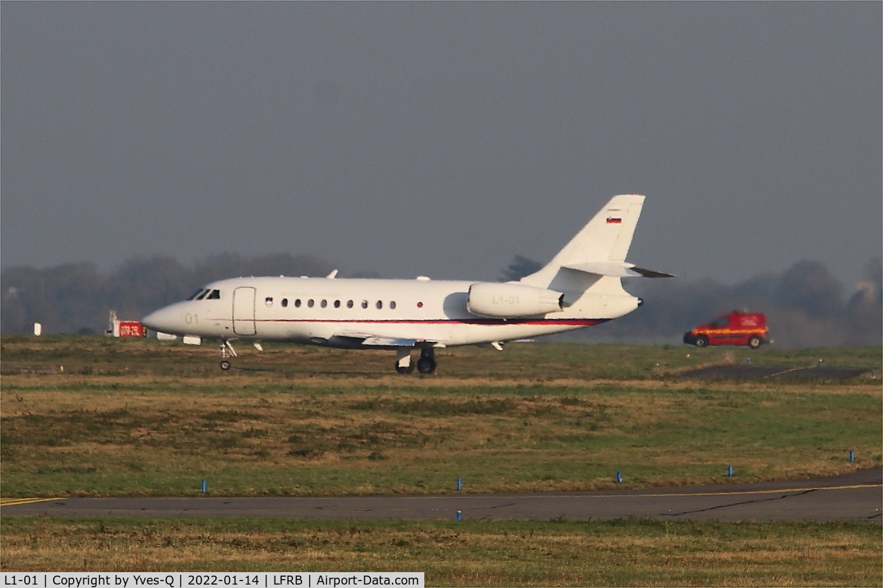 L1-01, 2003 Dassault Falcon 2000EX C/N 15, Dassault Falcon 2000EX, Taxiing, Brest-Bretagne airport (LFRB-BES)