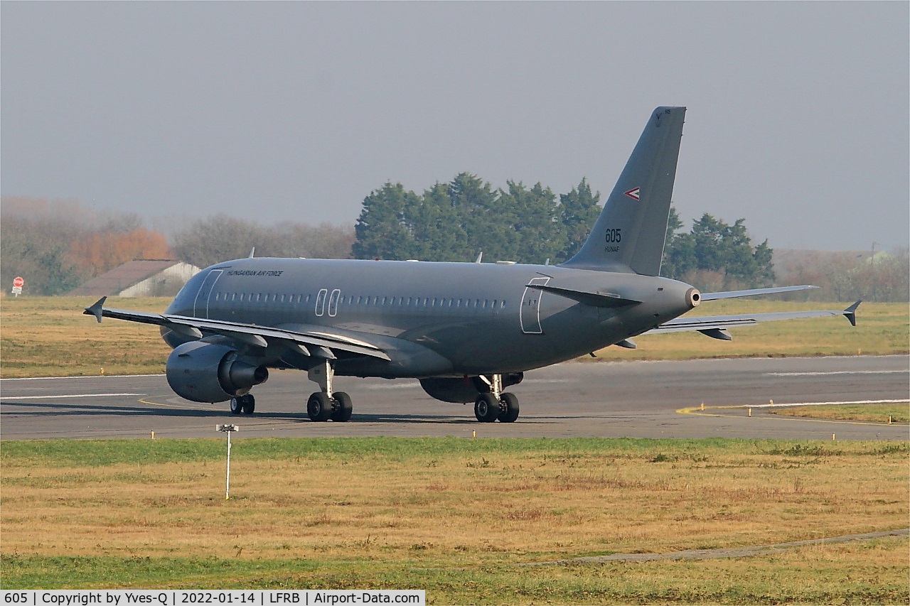 605, 2009 Airbus A319-112 C/N 3865, Airbus A319-112, Taxiing, Brest-Bretagne airport (LFRB-BES)