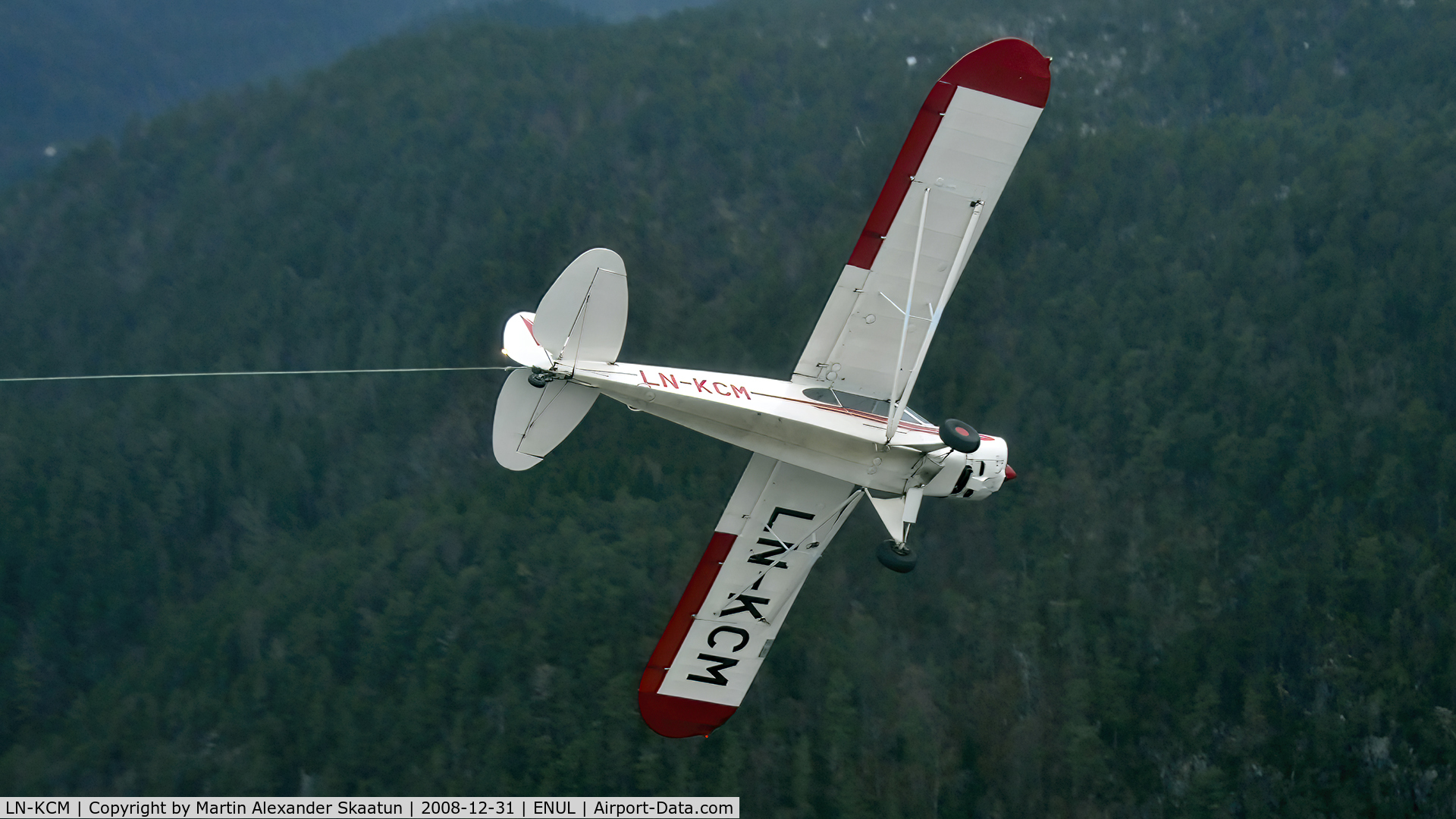 LN-KCM, 1959 Piper PA-18A-150 Super Cub C/N 18-5878, Banking away after releasing a glider.