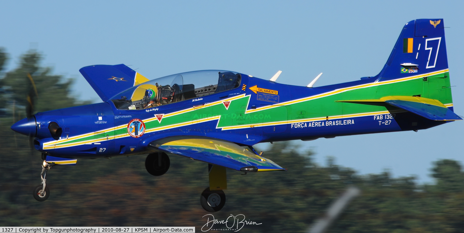1327, Embraer T-27 Tucano (EMB-312) C/N 312031, tip of the wing