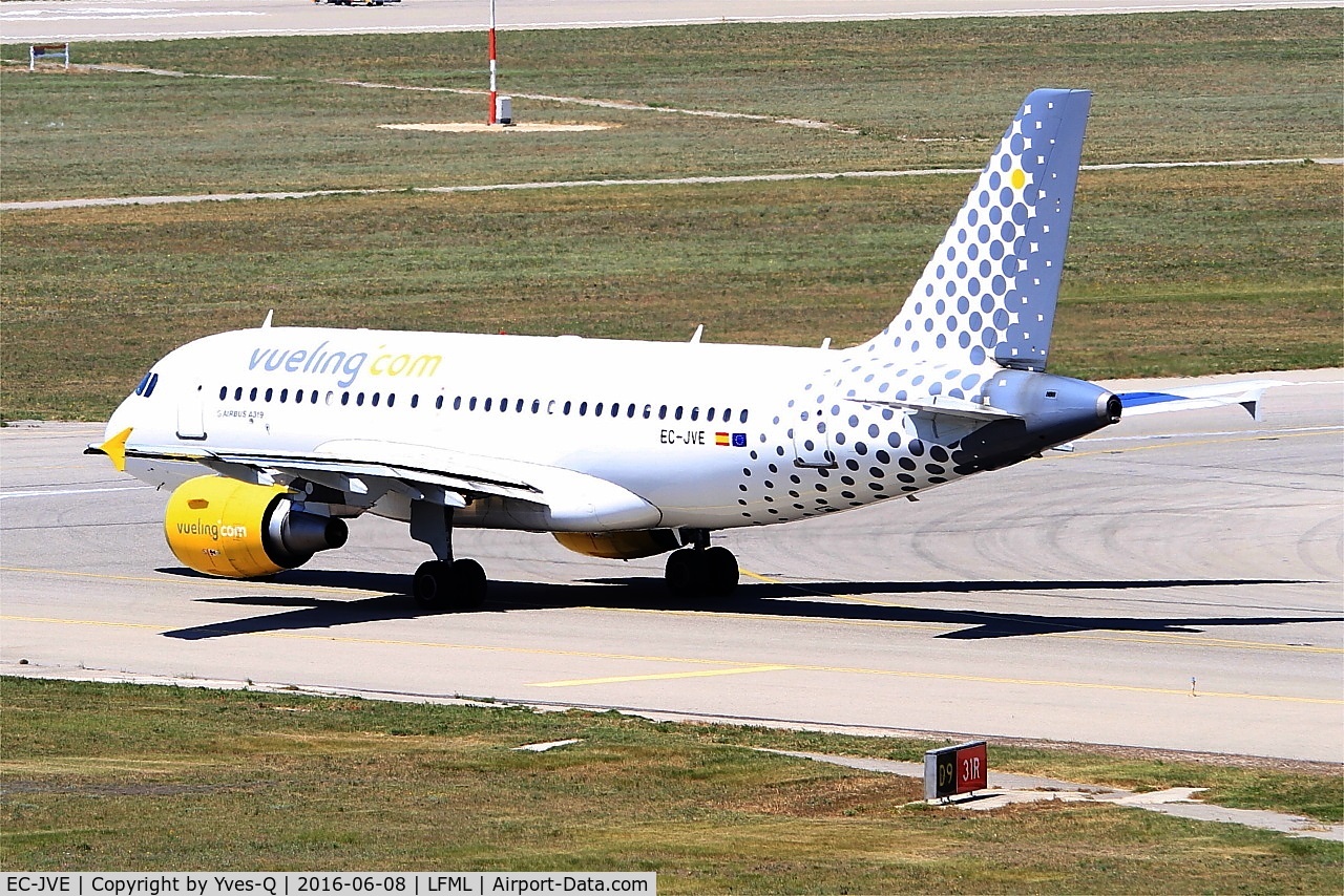 EC-JVE, 2006 Airbus A319-111 C/N 2843, Airbus A319-111, Lining up Rwy 31R, Marseille-Provence Airport (LFML-MRS)