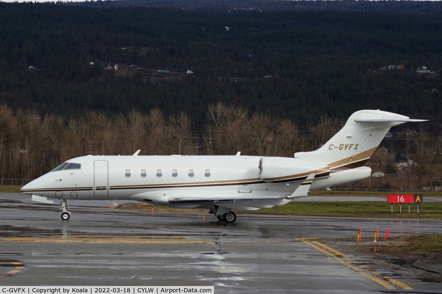 C-GVFX, 2009 Bombardier Challenger 300 (BD-100-1A10) C/N 20287, Arrival from Calgary