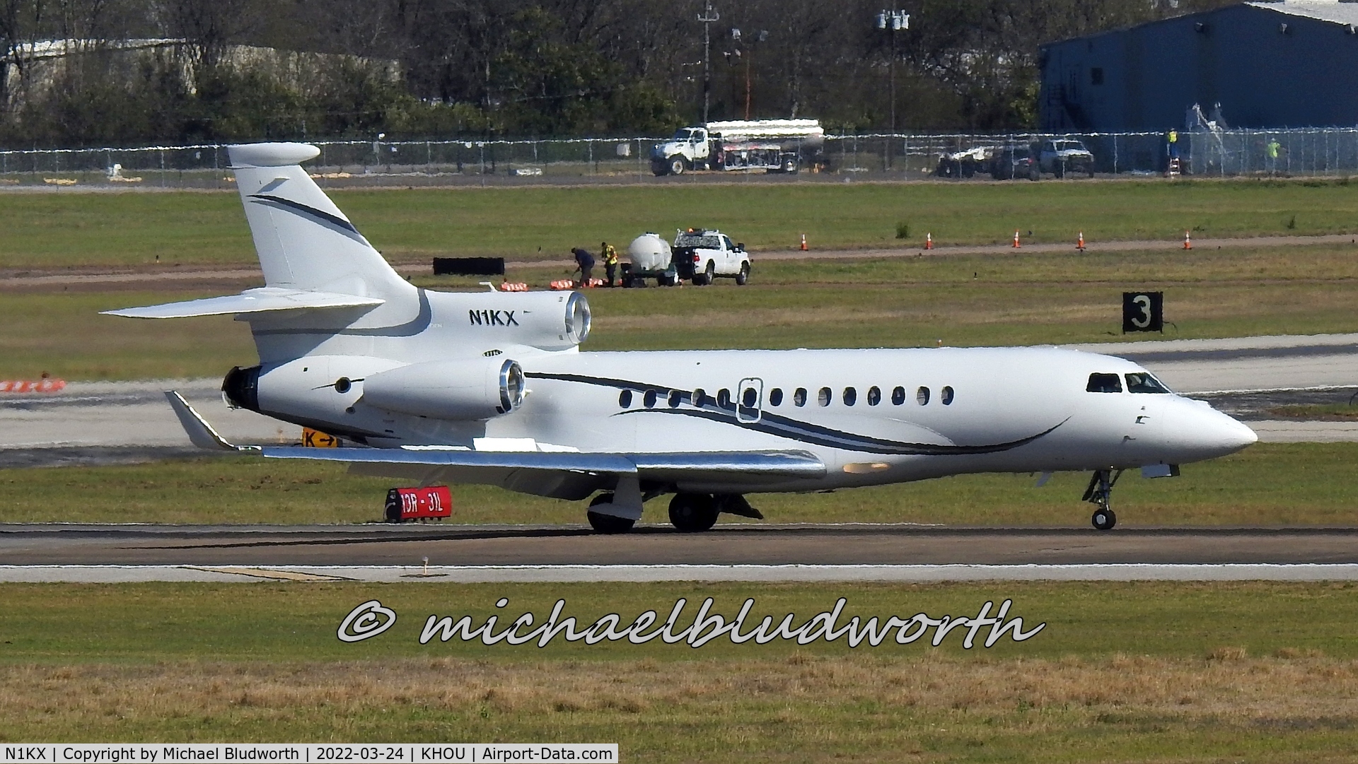 N1KX, 2011 Dassault Falcon 7X C/N 114, Rolling out after landing, HOU, March 23