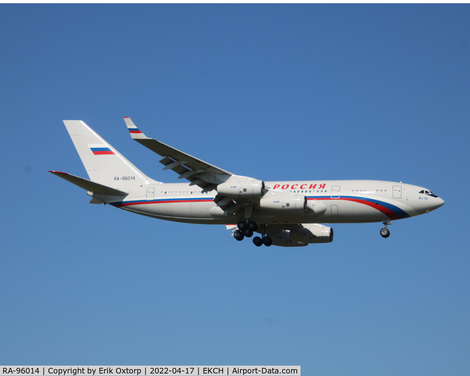 RA-96014, 2004 Ilyushin Il-96-300 C/N 74393202011, RA-96014 landing rw 04L