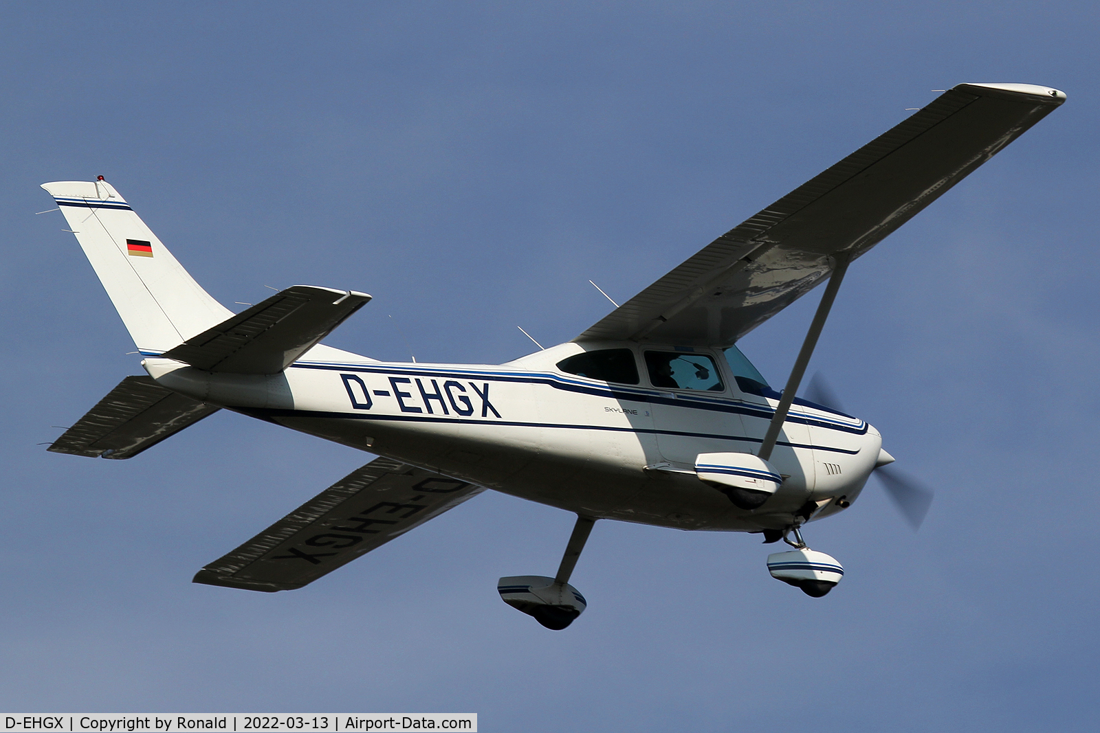 D-EHGX, 1987 Cessna 182R Skylane C/N 18268476, at edls