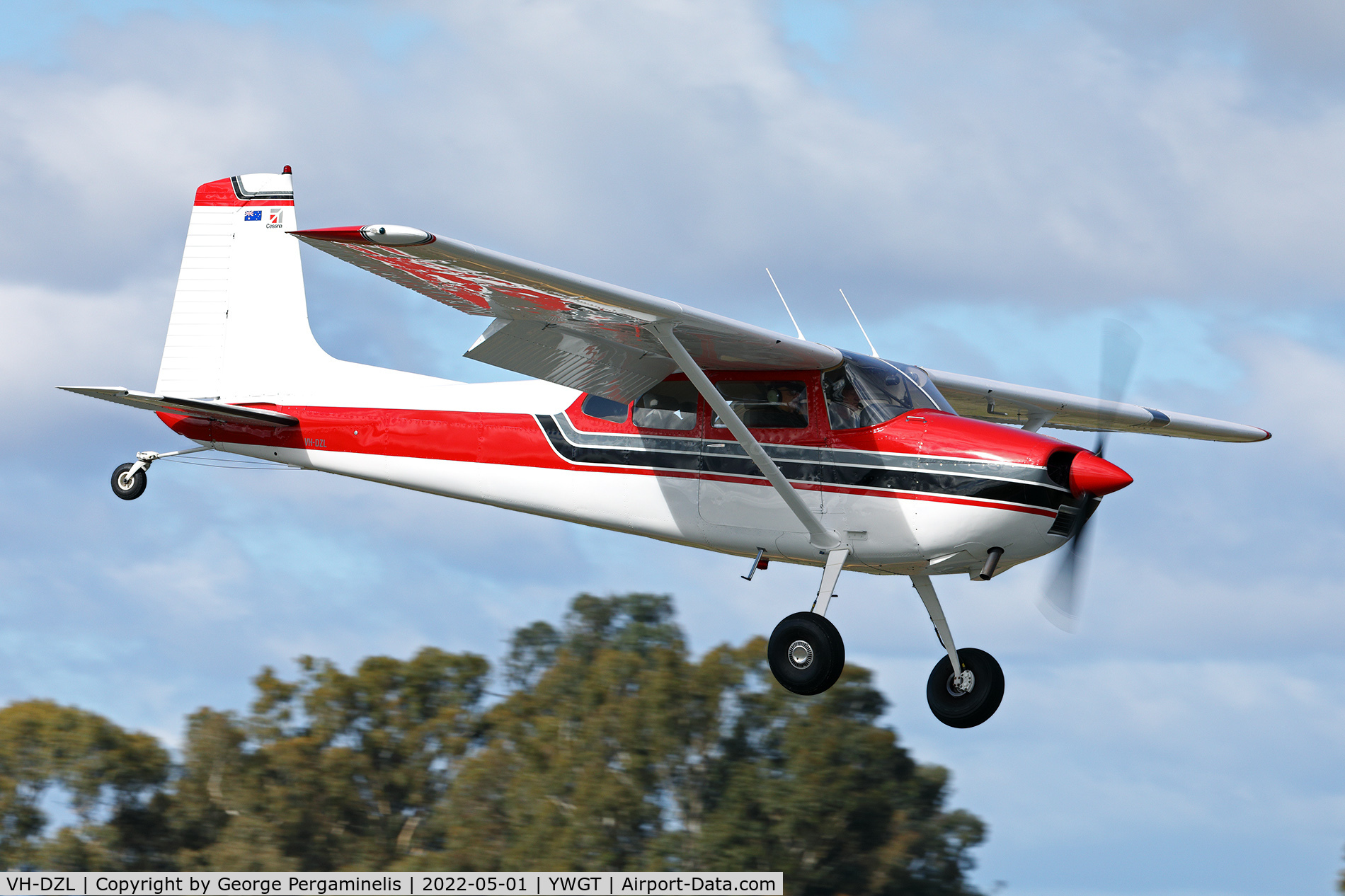 VH-DZL, 1960 Cessna 182D/A1 Skylane C/N 18253011, Antique Aeroplane Assn of Australia National Fly-in.