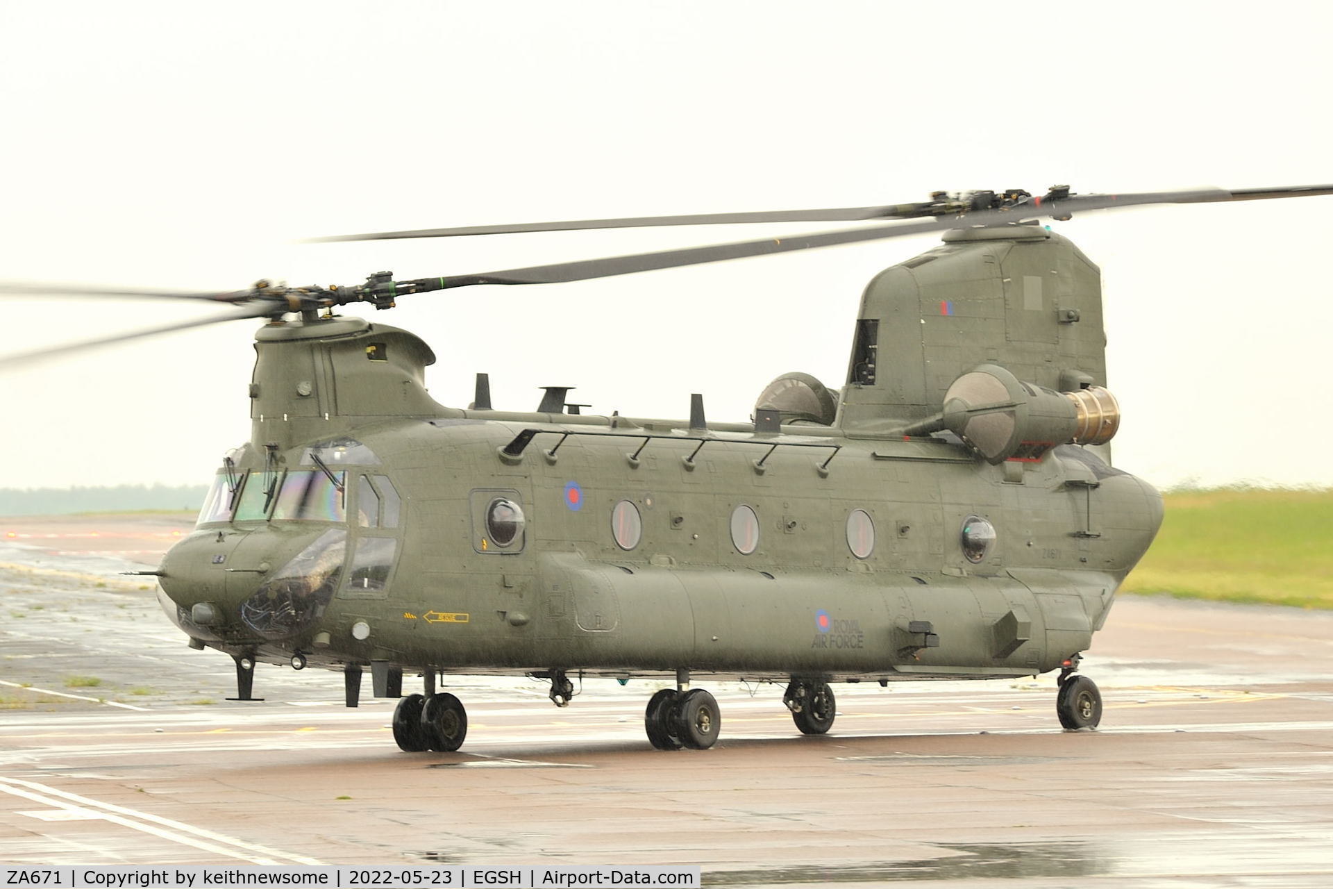ZA671, Boeing Vertol Chinook HC.2 C/N M/A002/B-815/M7007, Arriving at Norwich for fuel.