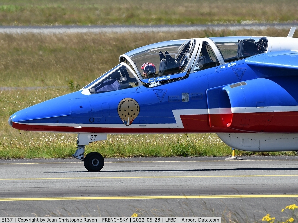 E137, Dassault-Dornier Alpha Jet E C/N E137, Patrouille de France, Capitaine
Grégory LÉOPOLD-METZGER
38 ans
2 800 heures de vol
3e
 année à la PAF
Pilote de Mirage 2000 N et Rafale, mécanicien Adjudat chef Garé