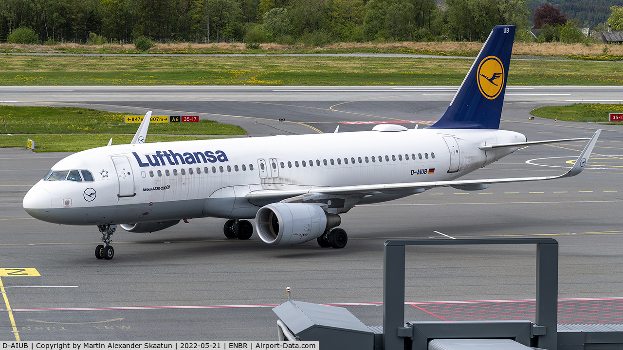 D-AIUB, 2014 Airbus A320-214 C/N 5972, Taxying to parking at gate 26.