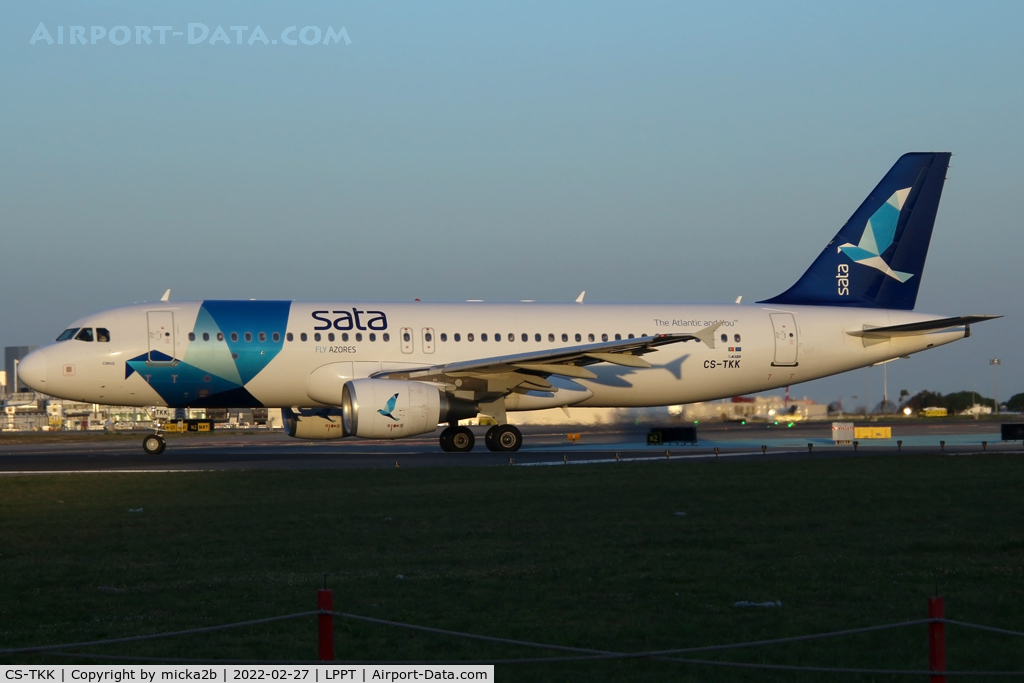 CS-TKK, 2005 Airbus A320-214 C/N 2390, Taxiing
