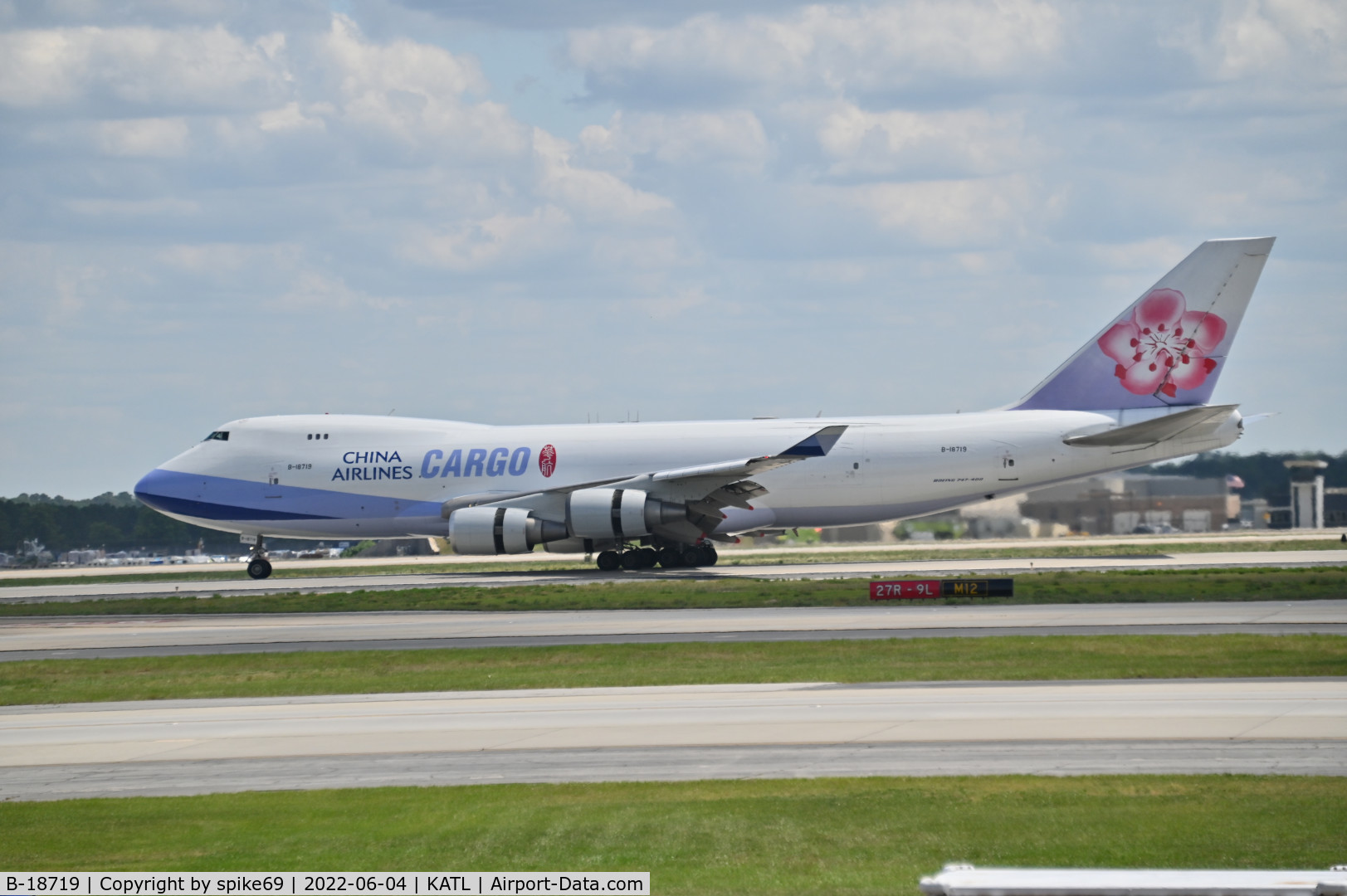 B-18719, 2005 Boeing 747-409F/SCD C/N 33739, B-18719 taxis after landing at KATL