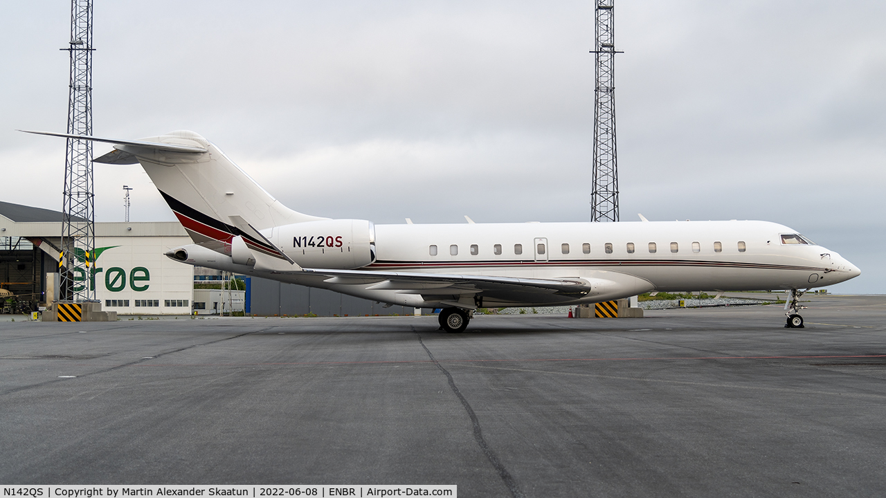 N142QS, 2013 Bombardier BD-700-1A10 Global Express C/N 9485, Parked at the de-ice platform.