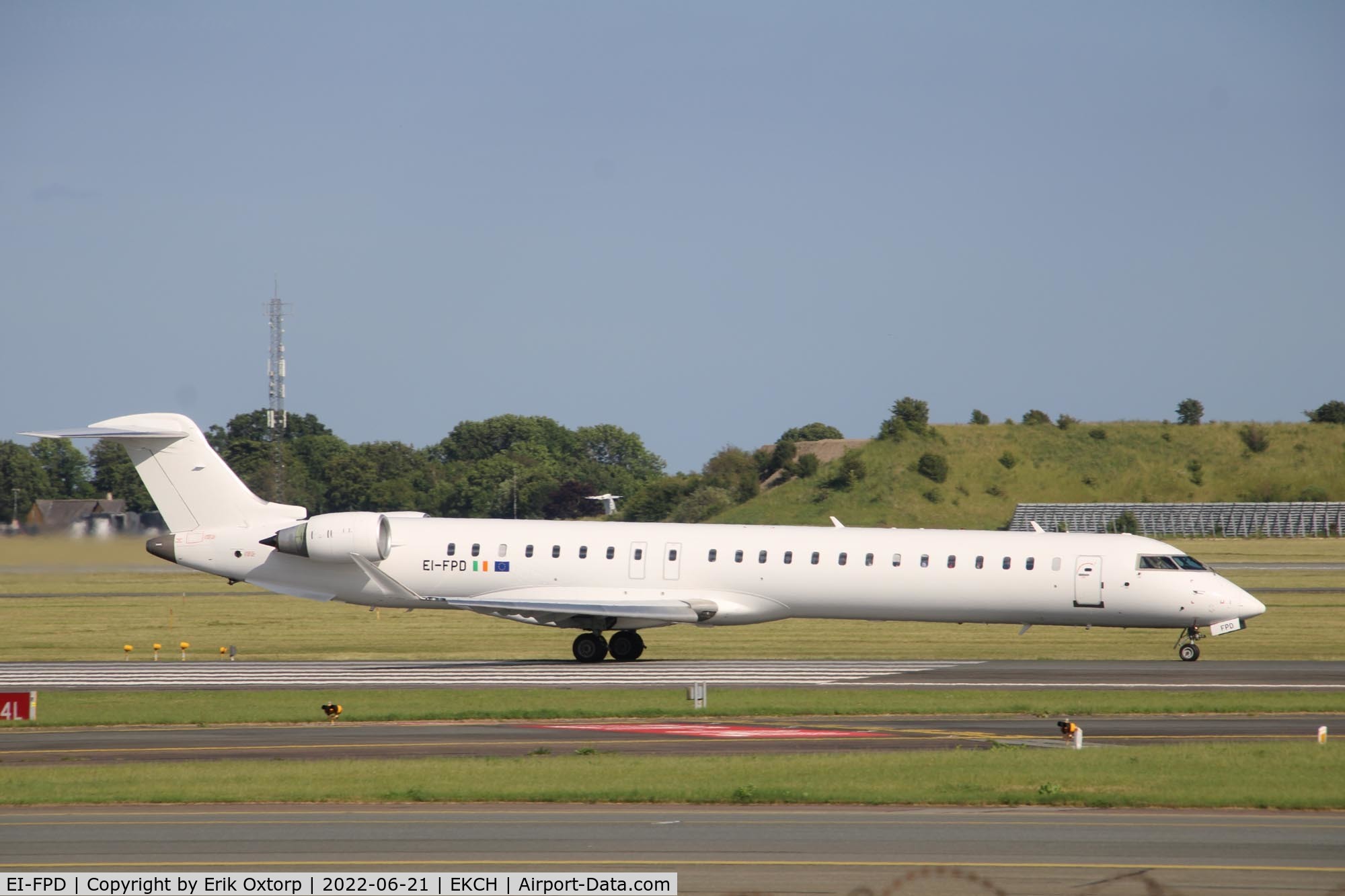EI-FPD, 2016 Bombardier CRJ-900LR (CL-600-2D24) C/N 15401, EI-FPD taking off rw 22R